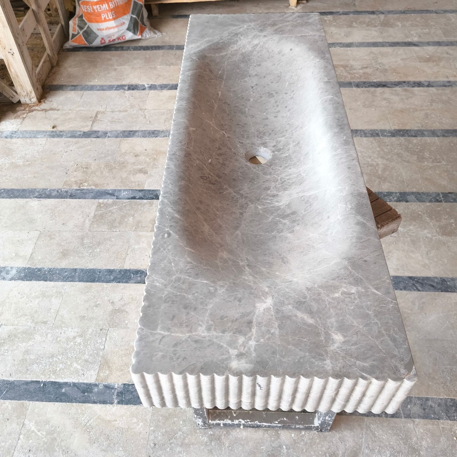 Tundra Gri Mermer Lavabo – Rustik Banyo Tezgah Üstü Lavabo (16x47x4”) - Görsel 4