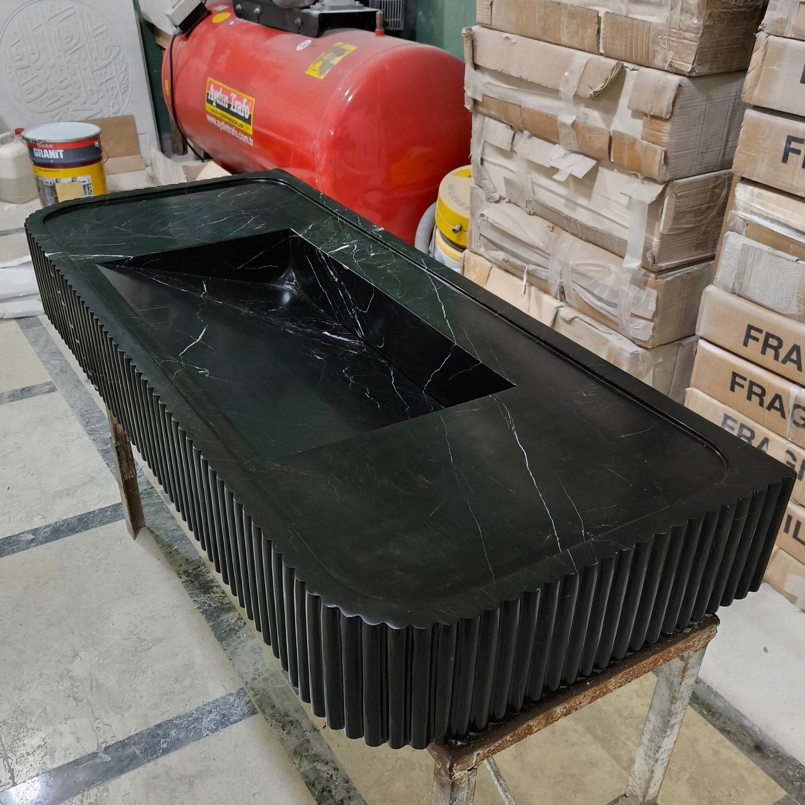 Nero Marquina Siyah Mermer Lavabo – Fluted Ön Yüzeyli Duvara Monte Modern Vanity - Görsel 3