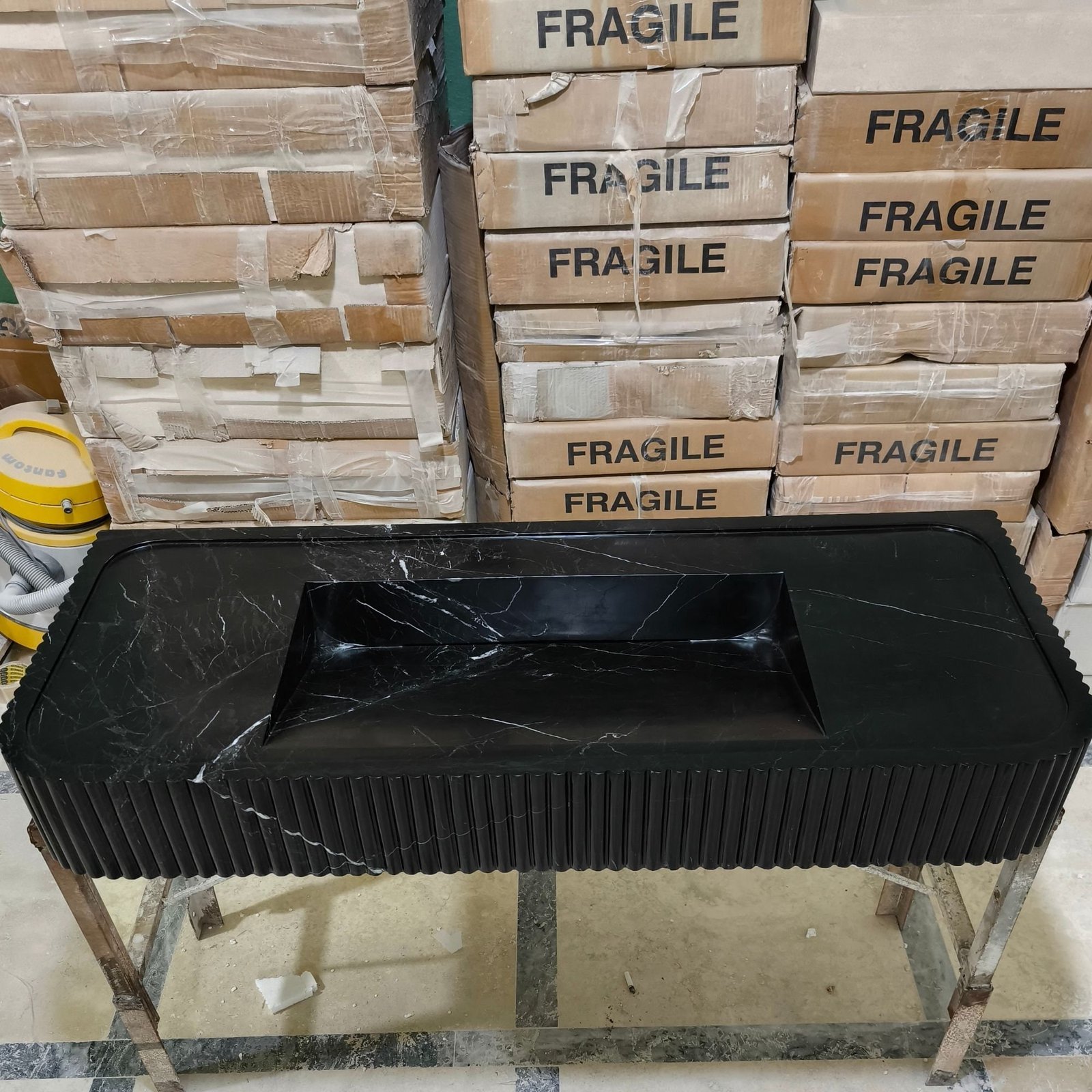 Nero Marquina Siyah Mermer Lavabo – Fluted Ön Yüzeyli Duvara Monte Modern Vanity