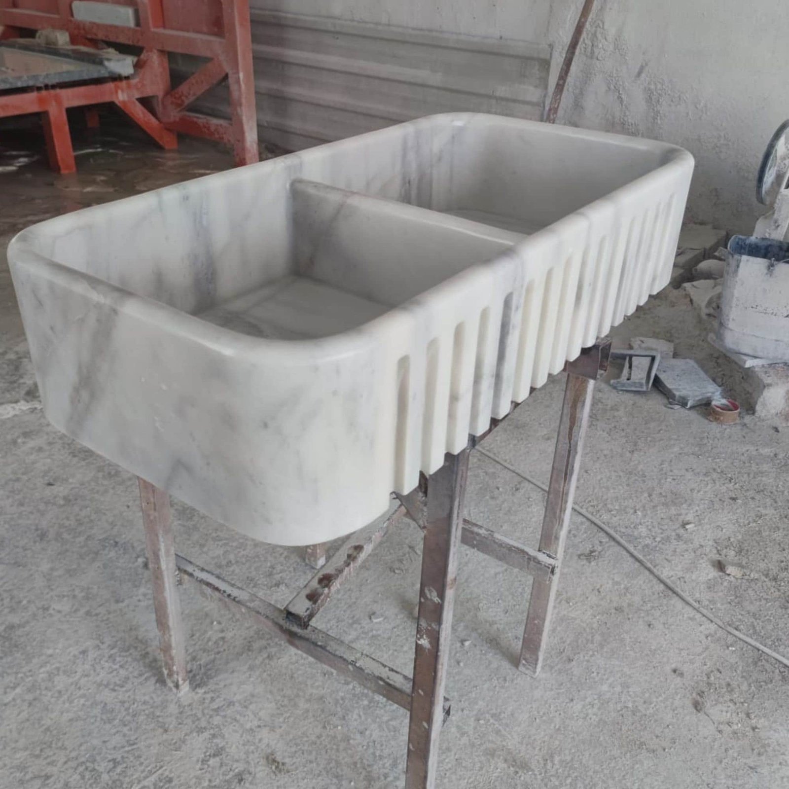 Carrara Mermer Lavabo – Fluted Apron Ön Yüzeyli Duvar Montajlı Farmhouse Vanity (36") - Görsel 2