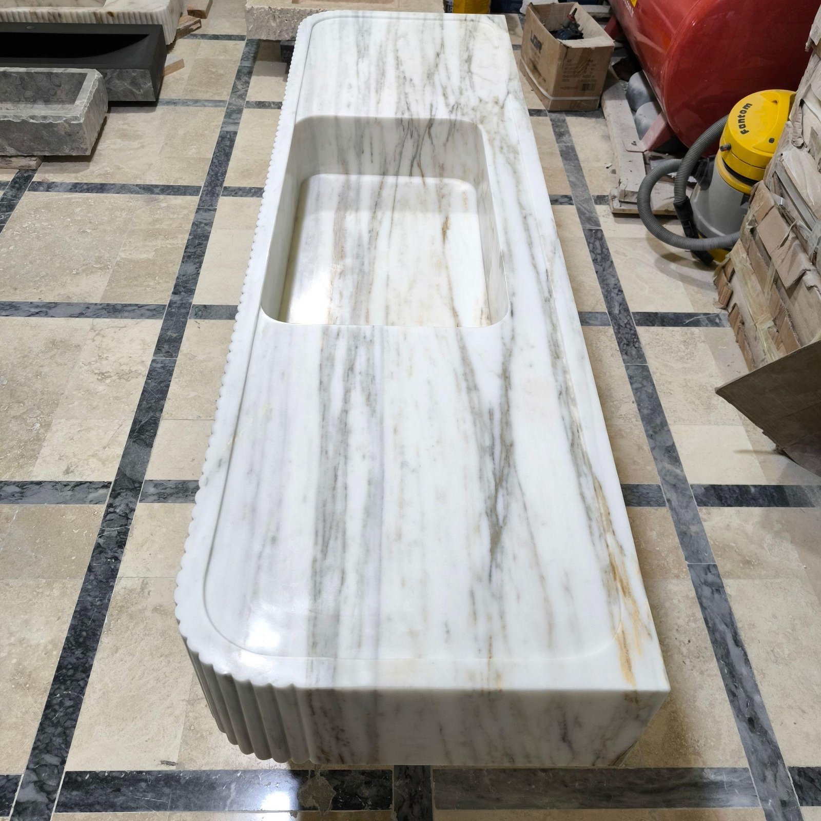 Carrara Mermer Lavabo – Fluted Ön Yüzeyli, Yuvarlatılmış Köşeli Uzun Vanity - Görsel 3