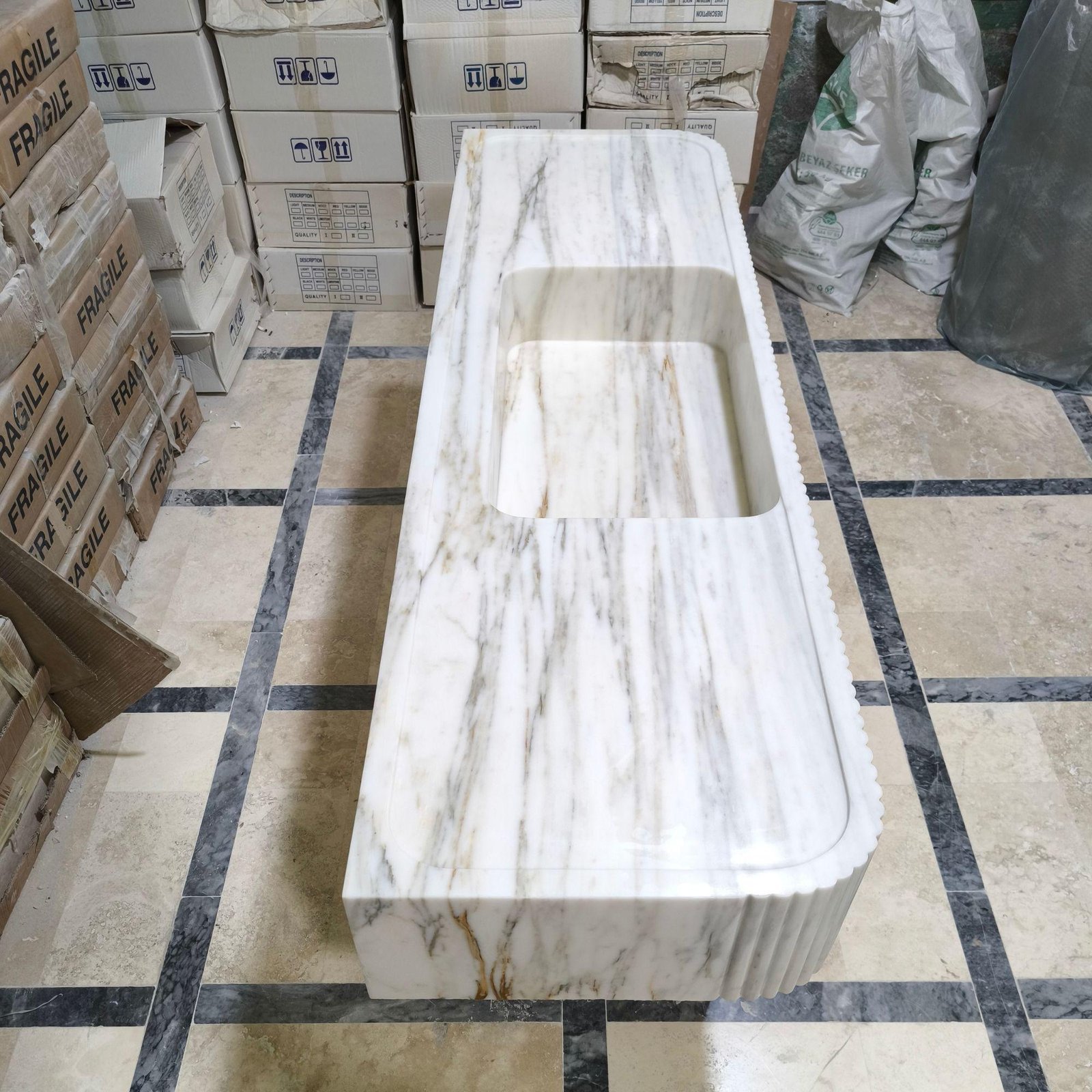 Carrara Mermer Lavabo – Fluted Ön Yüzeyli, Yuvarlatılmış Köşeli Uzun Vanity - Görsel 4