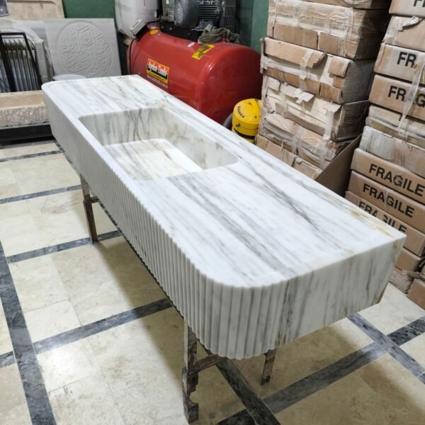 Carrara Mermer Lavabo – Fluted Ön Yüzeyli, Yuvarlatılmış Köşeli Uzun Vanity