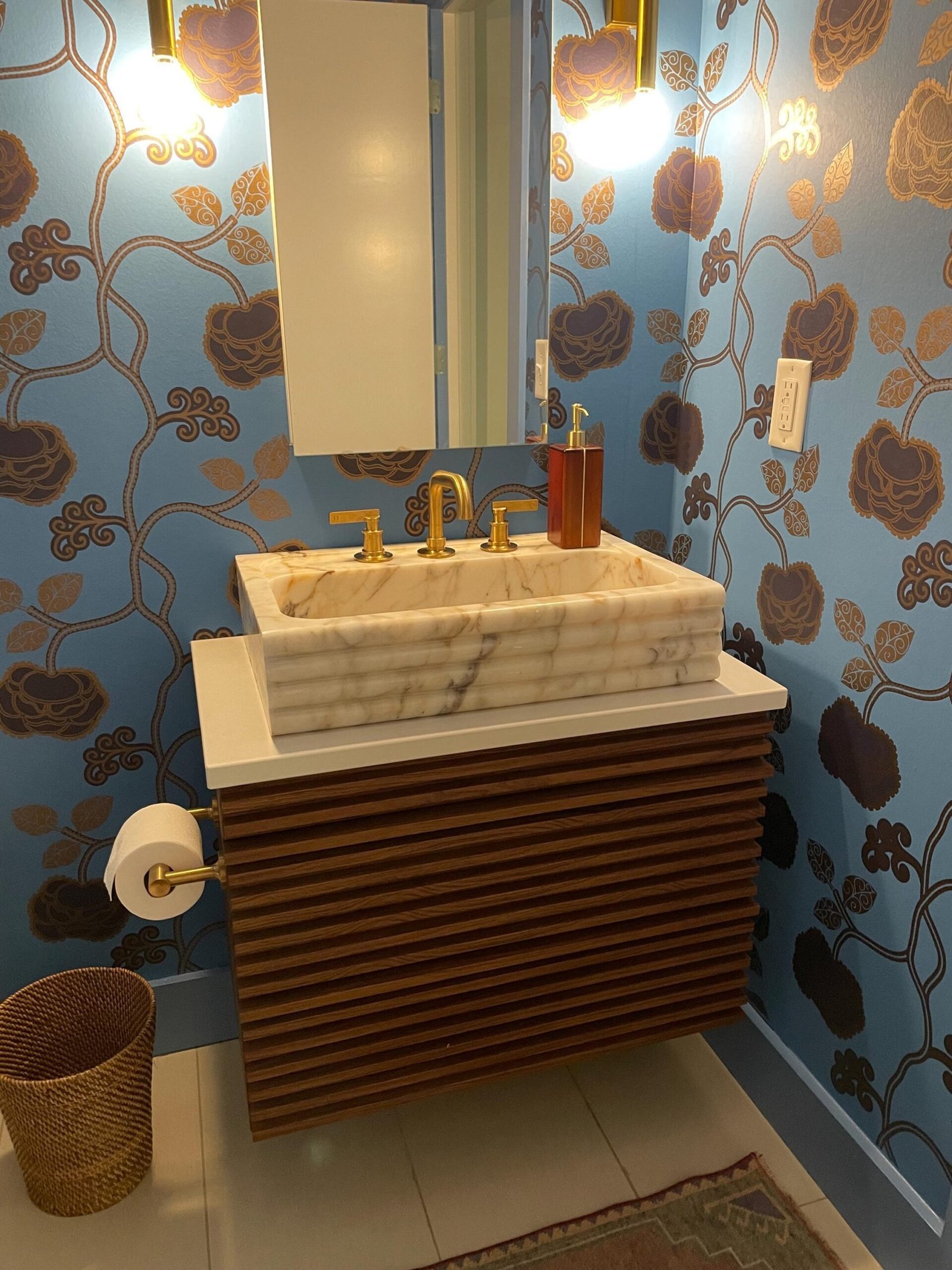 Calacatta Gold Mermer Lavabo – Duvar Montajlı El Oyma Lüks Taş Lavabo (24")