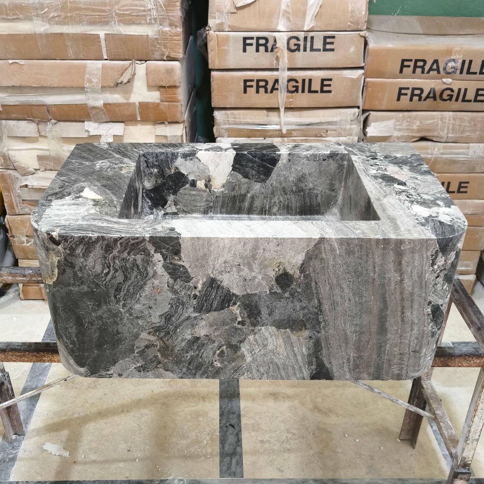 Gri Mermer Duvara Monte Lavabo – El Yapımı Modern Banyo Vanity Basin