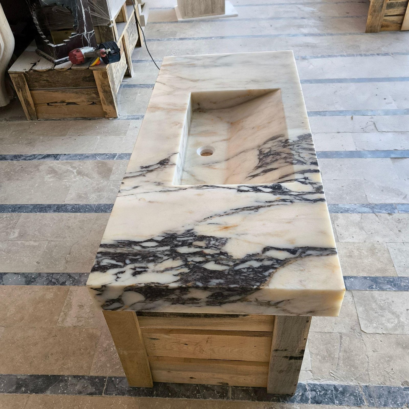 Calacatta Viola Mermer Lavabo – El Yapımı Tezgah Üstü Lüks Banyo Lavabosu (16x33) - Görsel 3