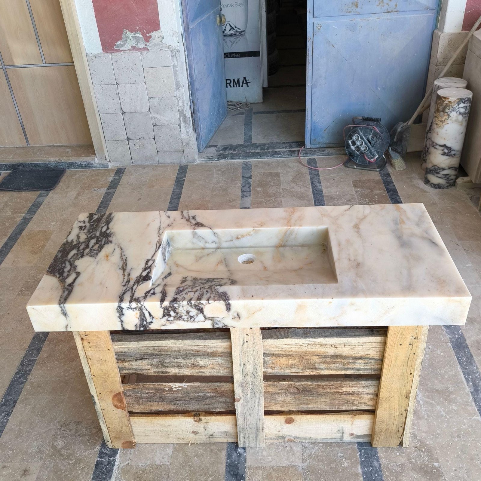 Calacatta Viola Mermer Lavabo – El Yapımı Tezgah Üstü Lüks Banyo Lavabosu (16x33) - Görsel 6
