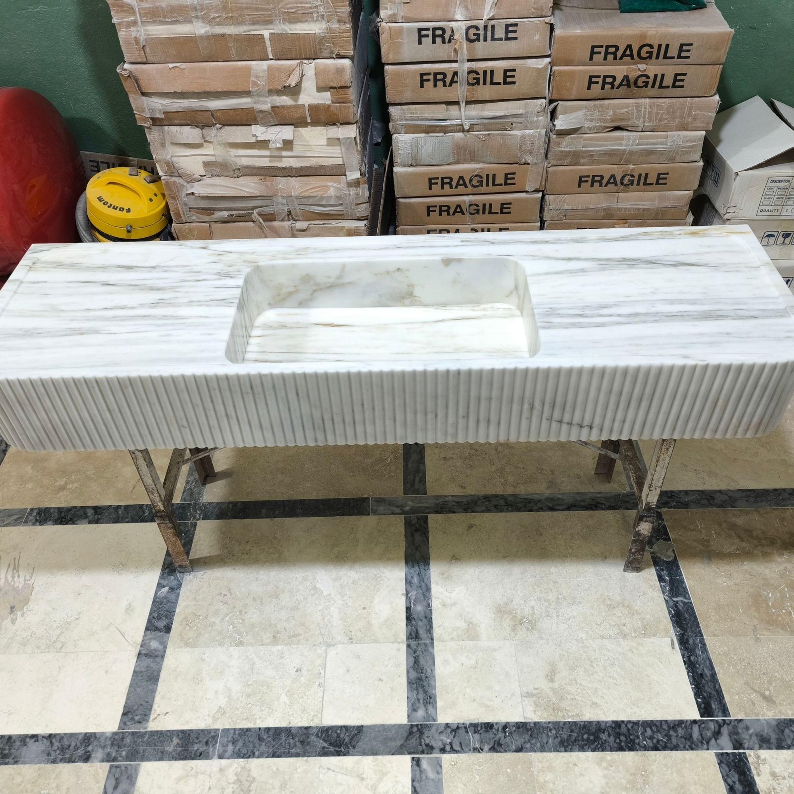 Carrara Mermer Lavabo – Fluted Ön Yüzeyli, Yuvarlatılmış Köşeli Uzun Vanity - Görsel 5