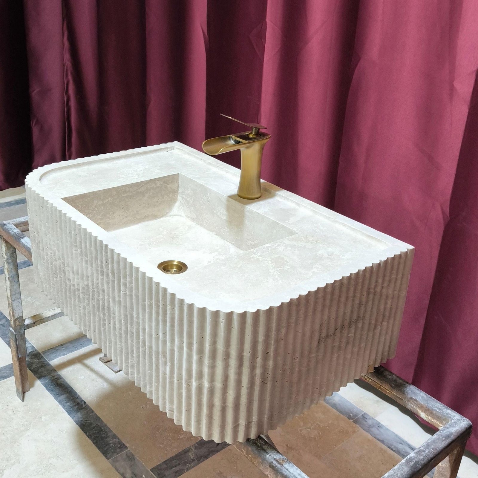 Rustik Traverten Mermer Lavabo – Fluted (Kanallı) Duvara Monte Vanity