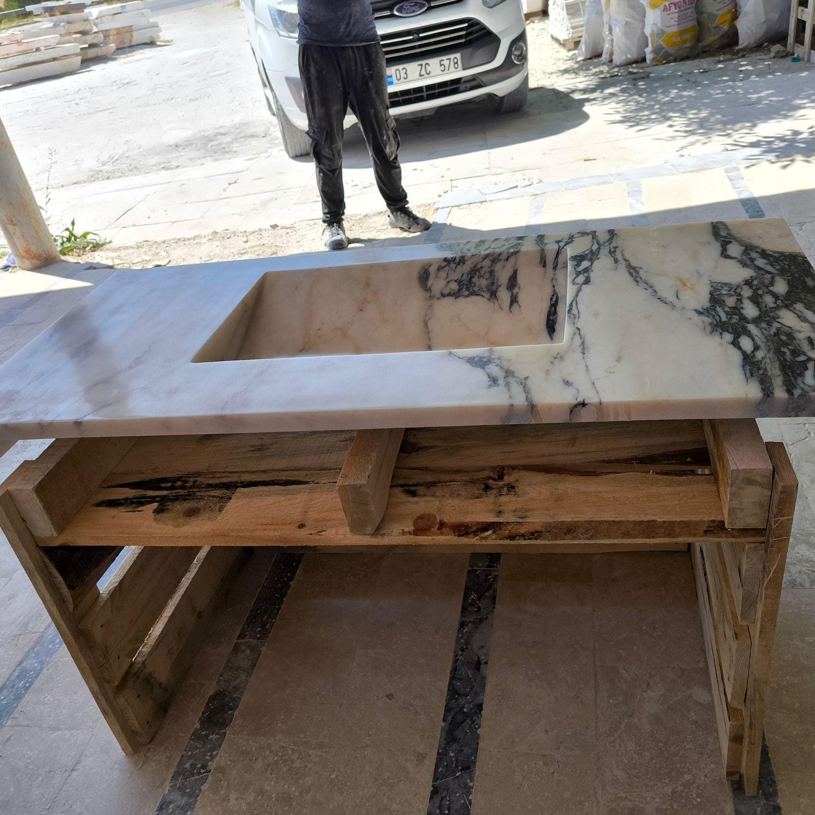 Calacatta Viola Mermer Lavabo – El Yapımı Tezgah Üstü Lüks Banyo Lavabosu (16x33) - Görsel 8