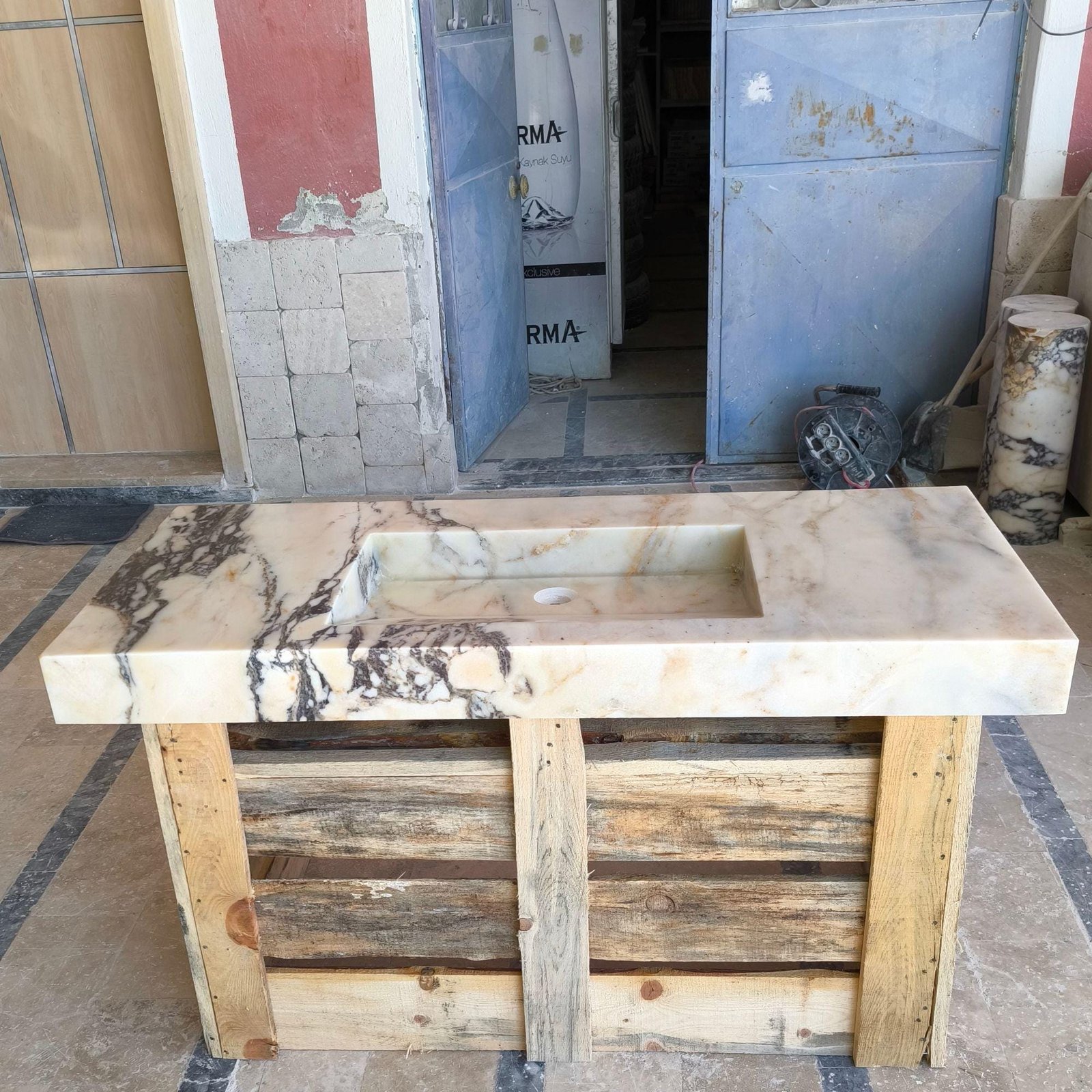 Calacatta Viola Mermer Lavabo – El Yapımı Tezgah Üstü Lüks Banyo Lavabosu (16x33) - Görsel 7