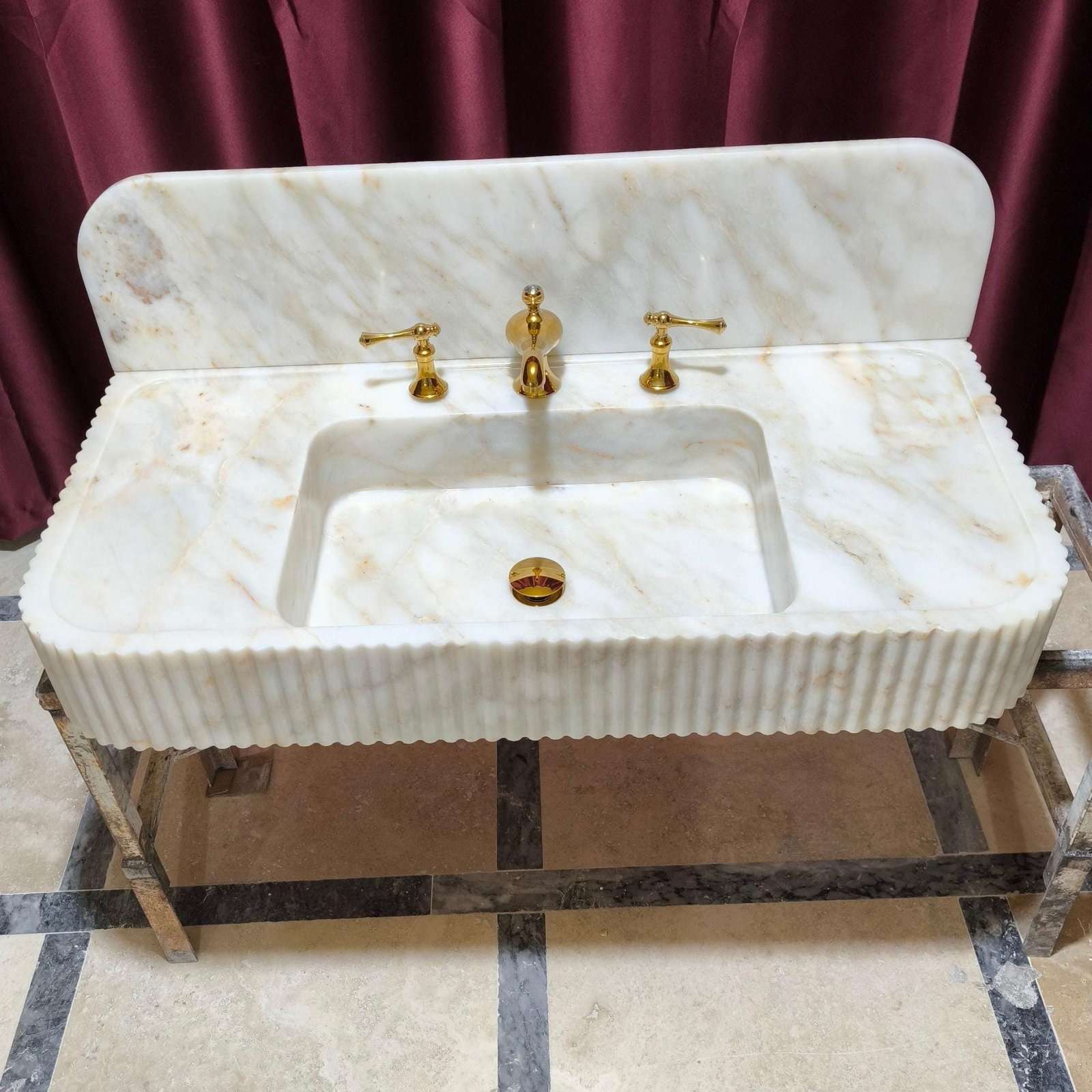 Calacatta Gold Mermer Lavabo – Fluted Sırt Panelli Duvara Monte (Floating) Lüks Banyo Tezgahı - Görsel 3