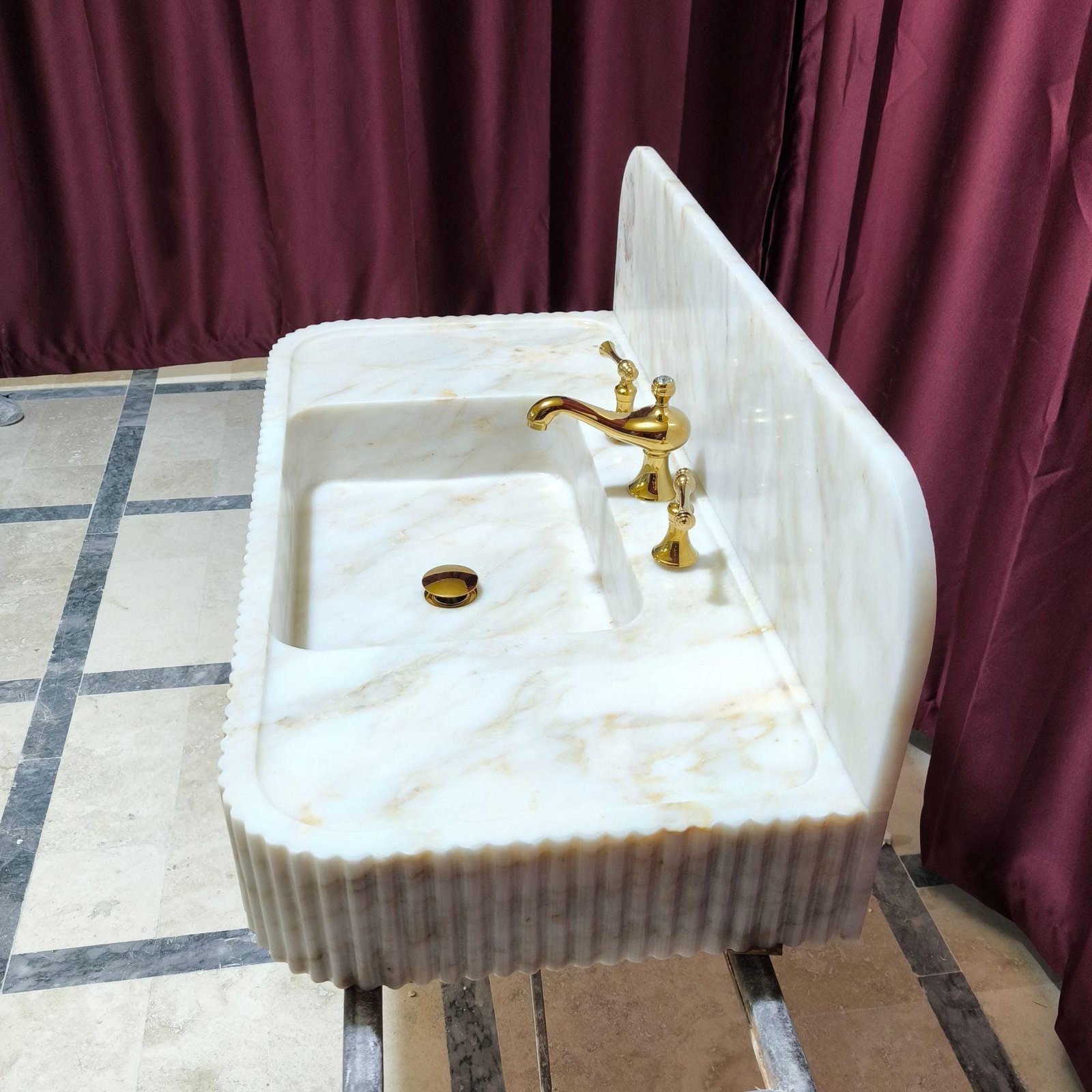 Calacatta Gold Mermer Lavabo – Fluted Sırt Panelli Duvara Monte (Floating) Lüks Banyo Tezgahı - Görsel 6