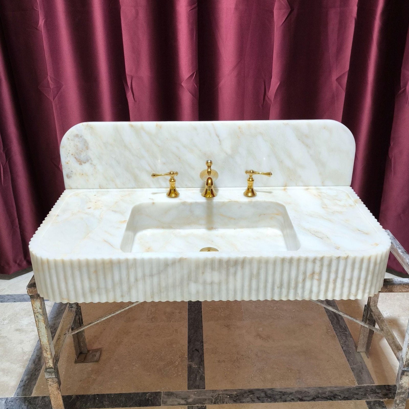 Calacatta Gold Mermer Lavabo – Fluted Sırt Panelli Duvara Monte (Floating) Lüks Banyo Tezgahı - Görsel 2