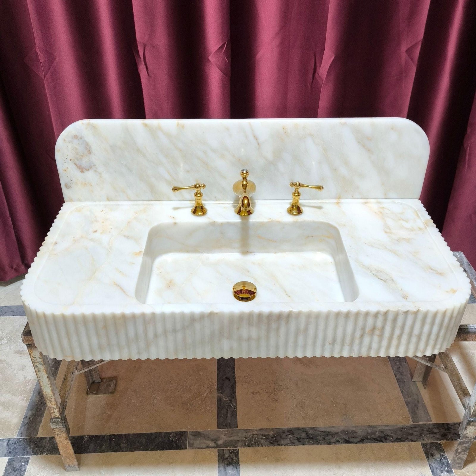 Calacatta Gold Mermer Lavabo – Fluted Sırt Panelli Duvara Monte (Floating) Lüks Banyo Tezgahı - Görsel 4
