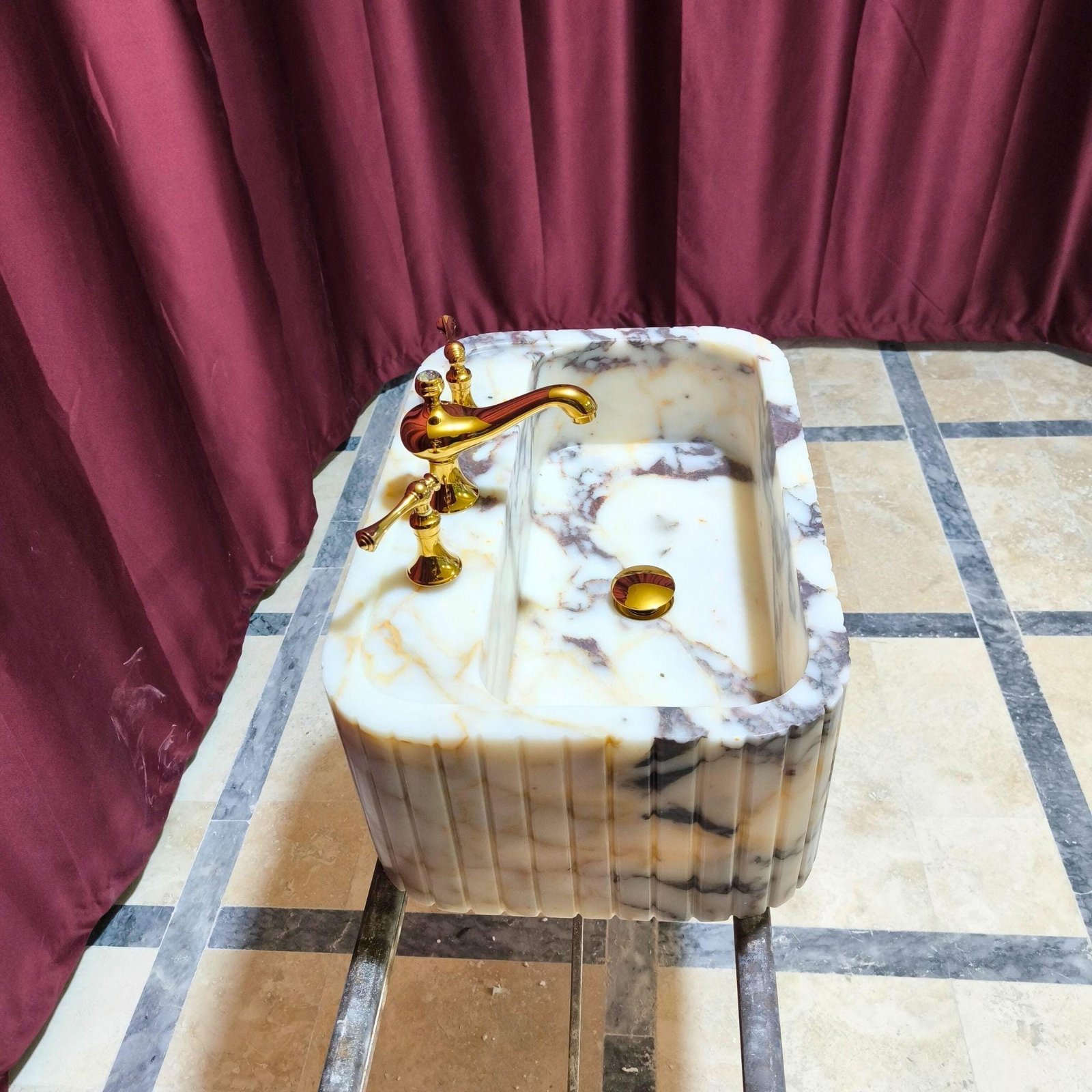 Calacatta Viola Mermer Lavabo – Yivli Ön Yüzeyli Farmhouse Banyo Tezgahı - Görsel 4