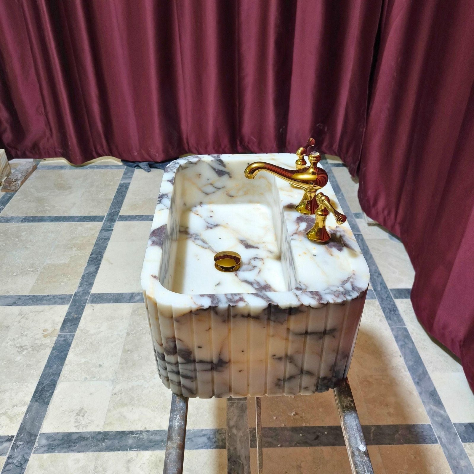Calacatta Viola Mermer Lavabo – Yivli Ön Yüzeyli Farmhouse Banyo Tezgahı - Görsel 5