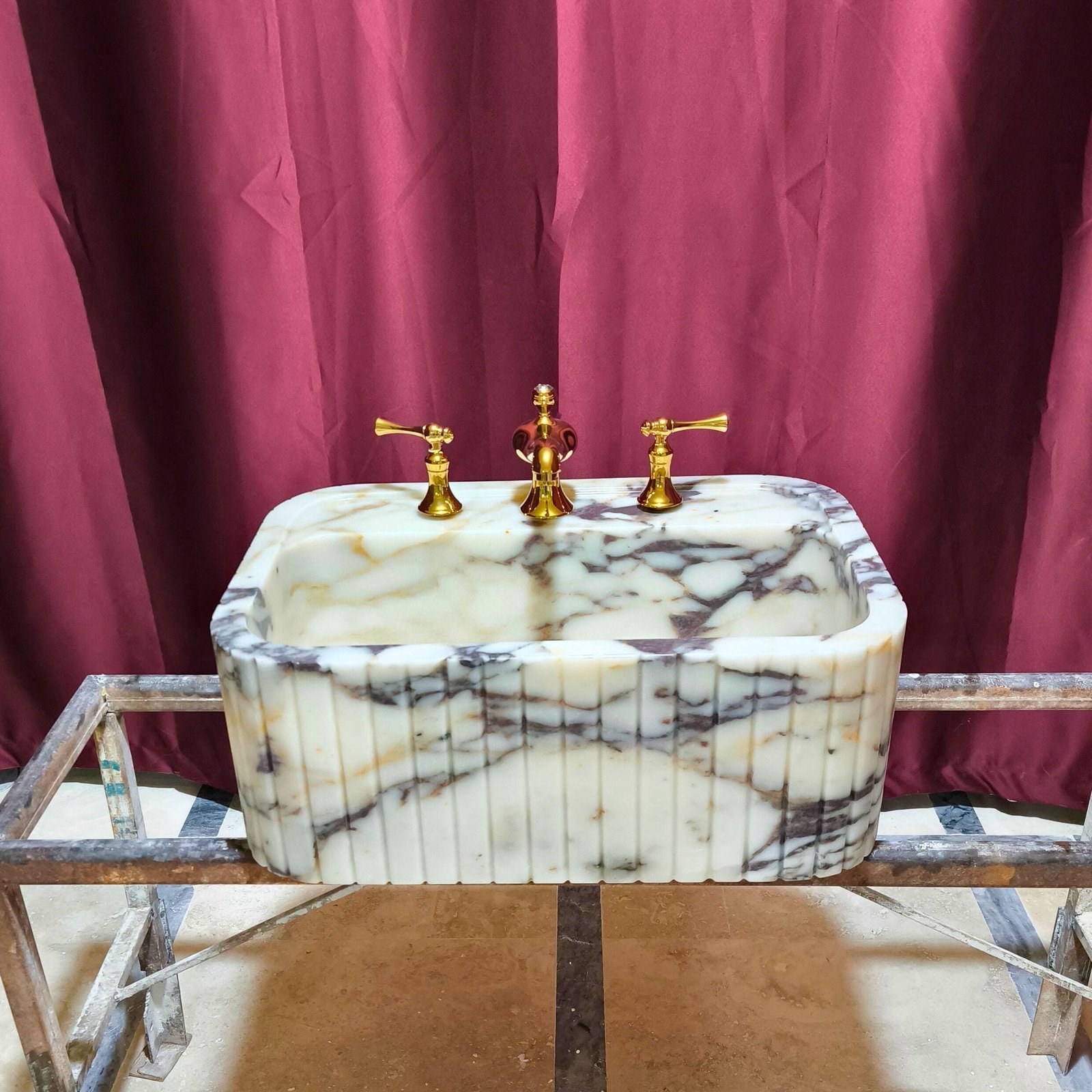 Calacatta Viola Mermer Lavabo – Yivli Ön Yüzeyli Farmhouse Banyo Tezgahı - Görsel 7