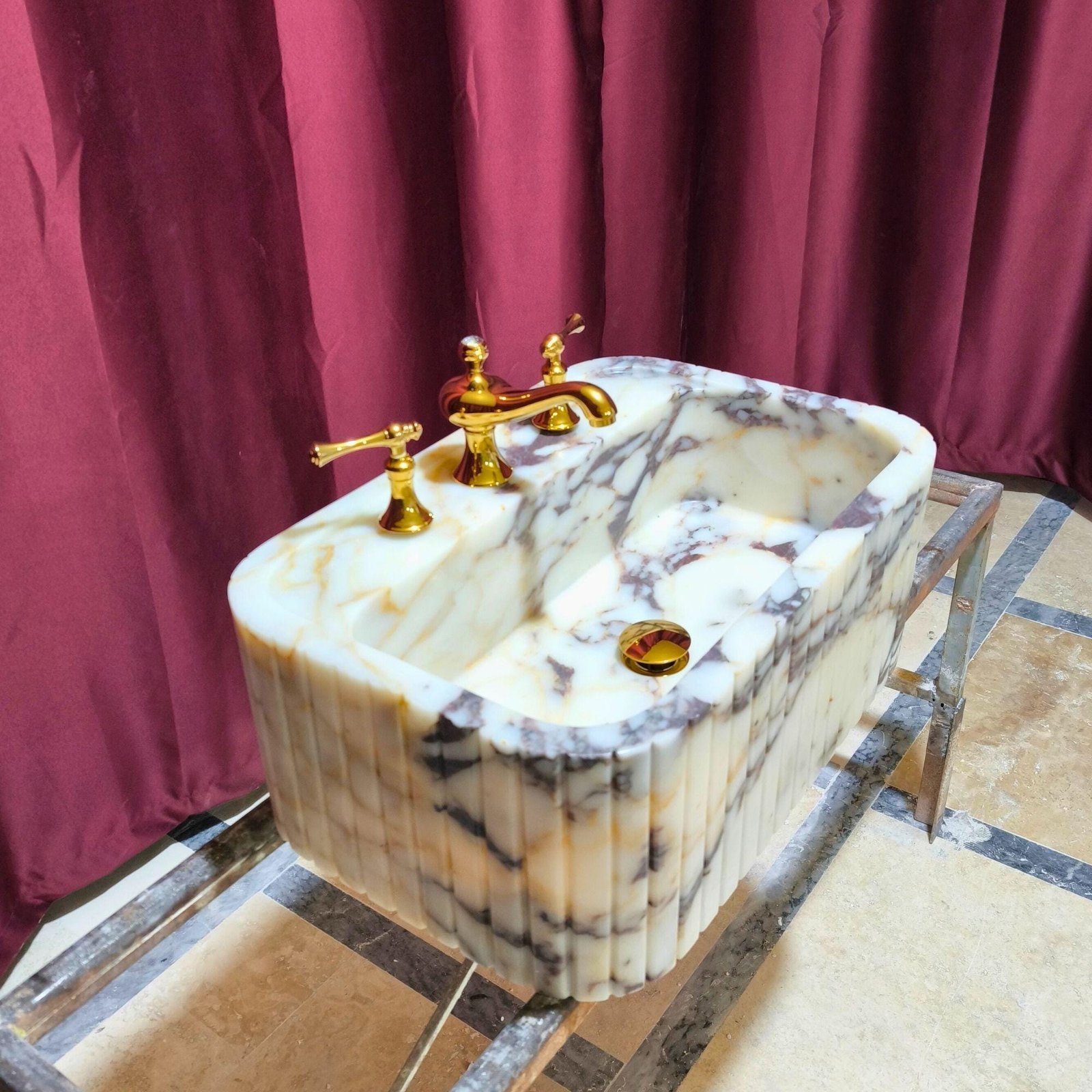 Calacatta Viola Mermer Lavabo – Yivli Ön Yüzeyli Farmhouse Banyo Tezgahı - Görsel 3