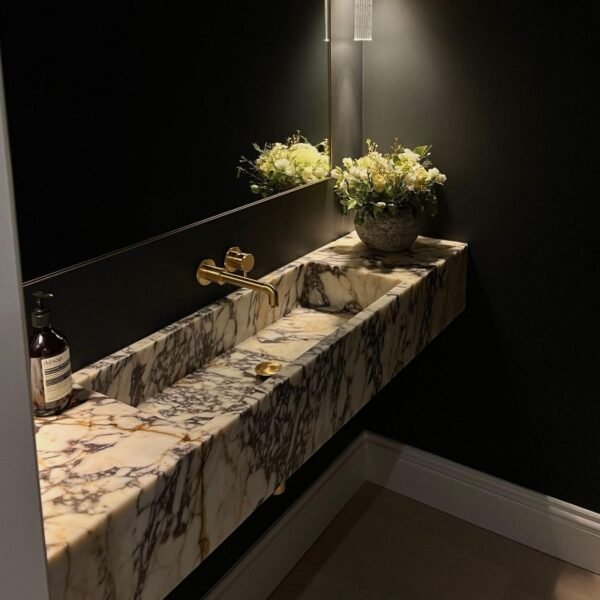 Calacatta Viola Mermer Duvara Monte Lavabo – Özel Tasarım Doğal Taş Banyo Tezgahı