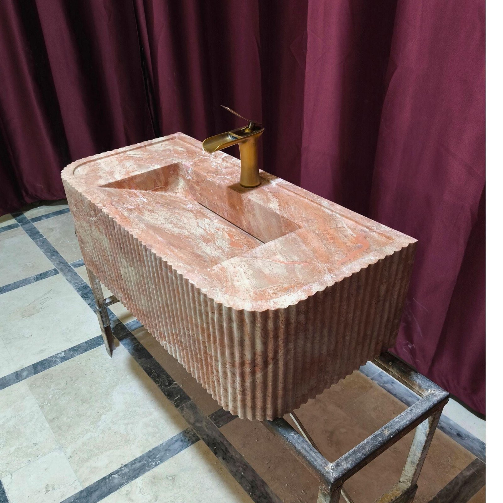 Kırmızı Traverten Mermer Lavabo – Yivli Duvara Monte Gizli Giderli Lüks Banyo Tezgahı