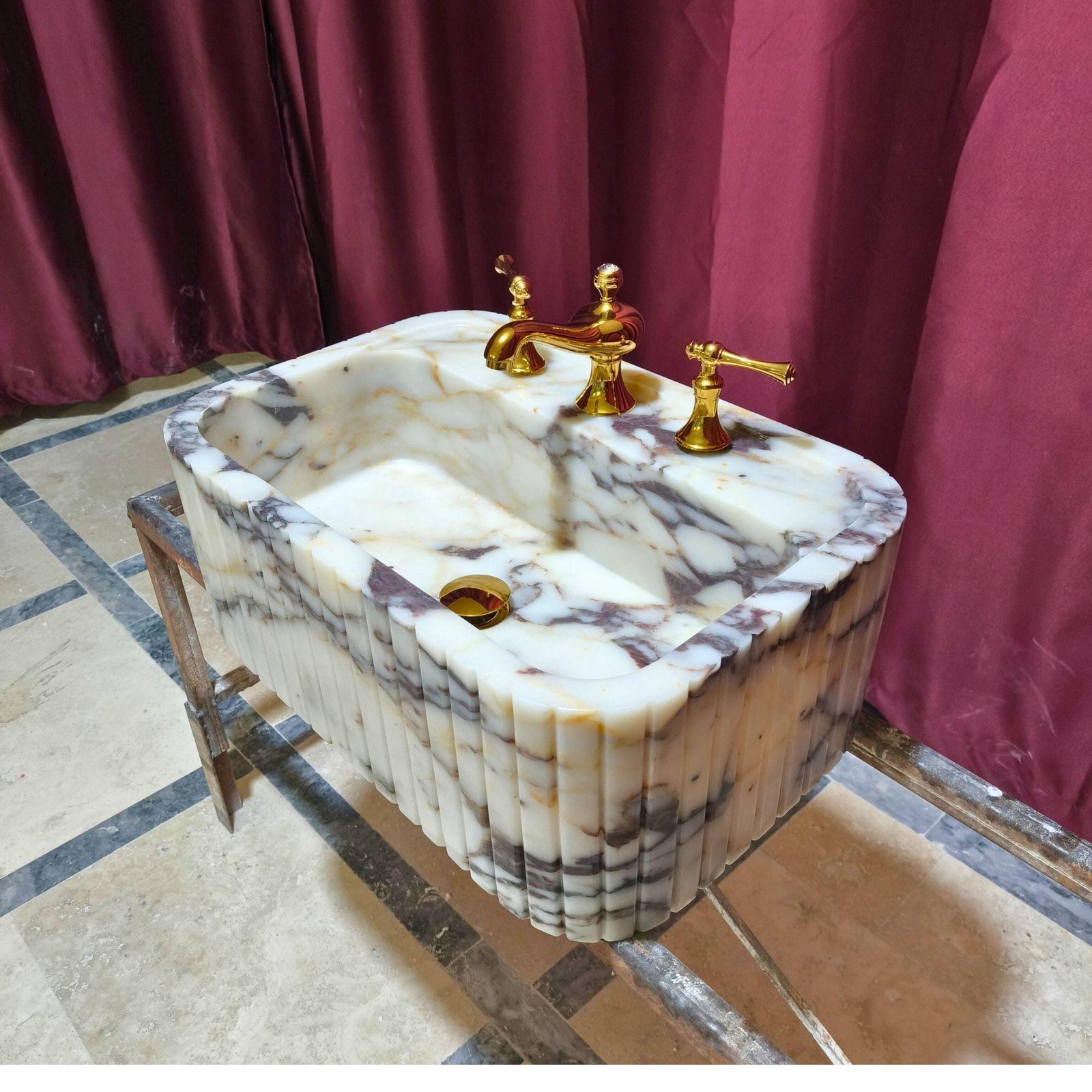 Calacatta Viola Mermer Lavabo – Yivli Ön Yüzeyli Farmhouse Banyo Tezgahı - Görsel 2