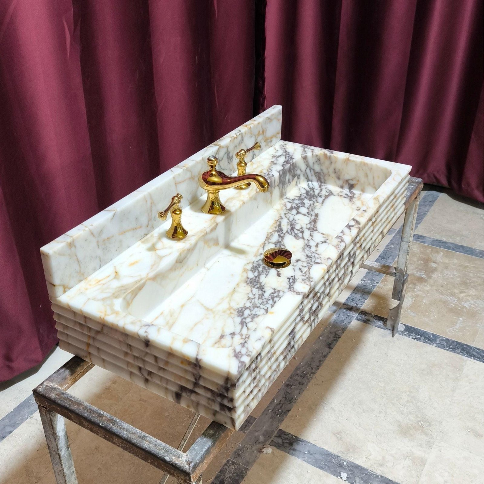 Calacatta Viola Mermer Lavabo – Duvara Monte (Floating) Sırt Panelli Lüks Banyo Lavabosu 16x36 - Görsel 2