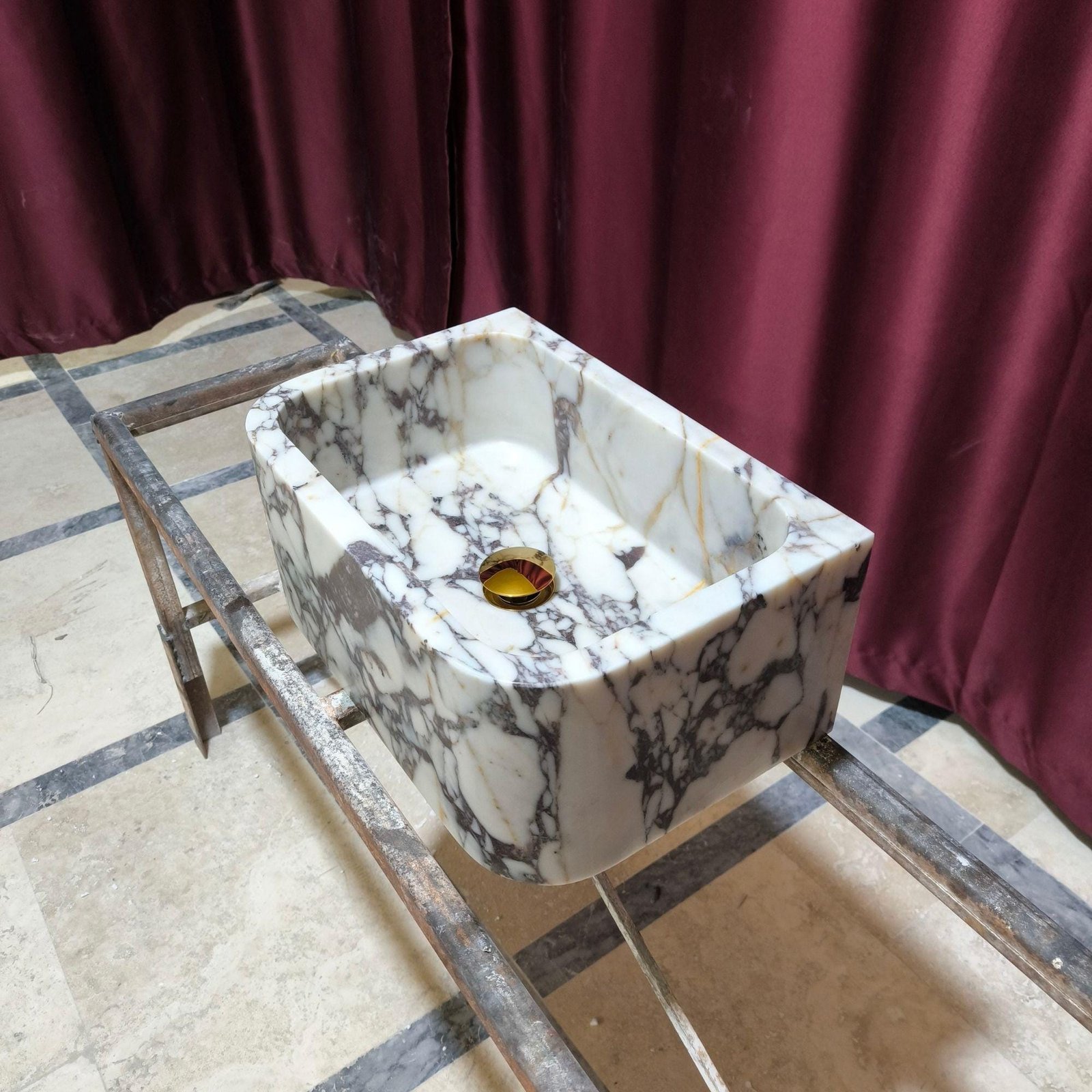 Calacatta Viola Mermer Lavabo – Parlak (Polished) Dikdörtgen Duvar Tipi Lüks Banyo Lavabosu (24") - Görsel 3