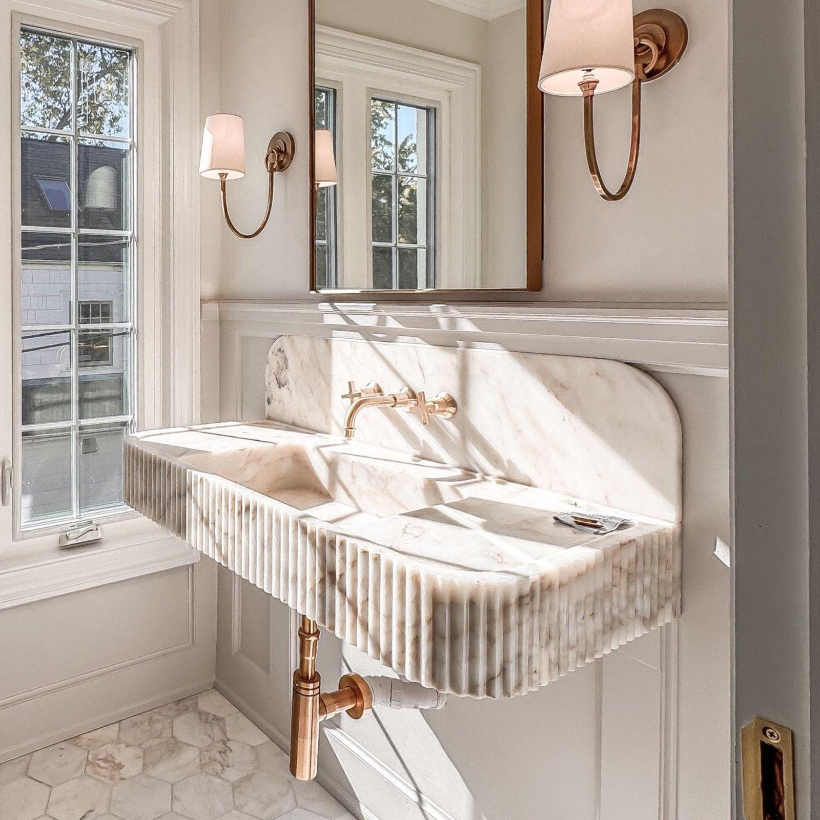 Calacatta Gold Mermer Lavabo – Fluted Sırt Panelli Duvara Monte (Floating) Lüks Banyo Tezgahı