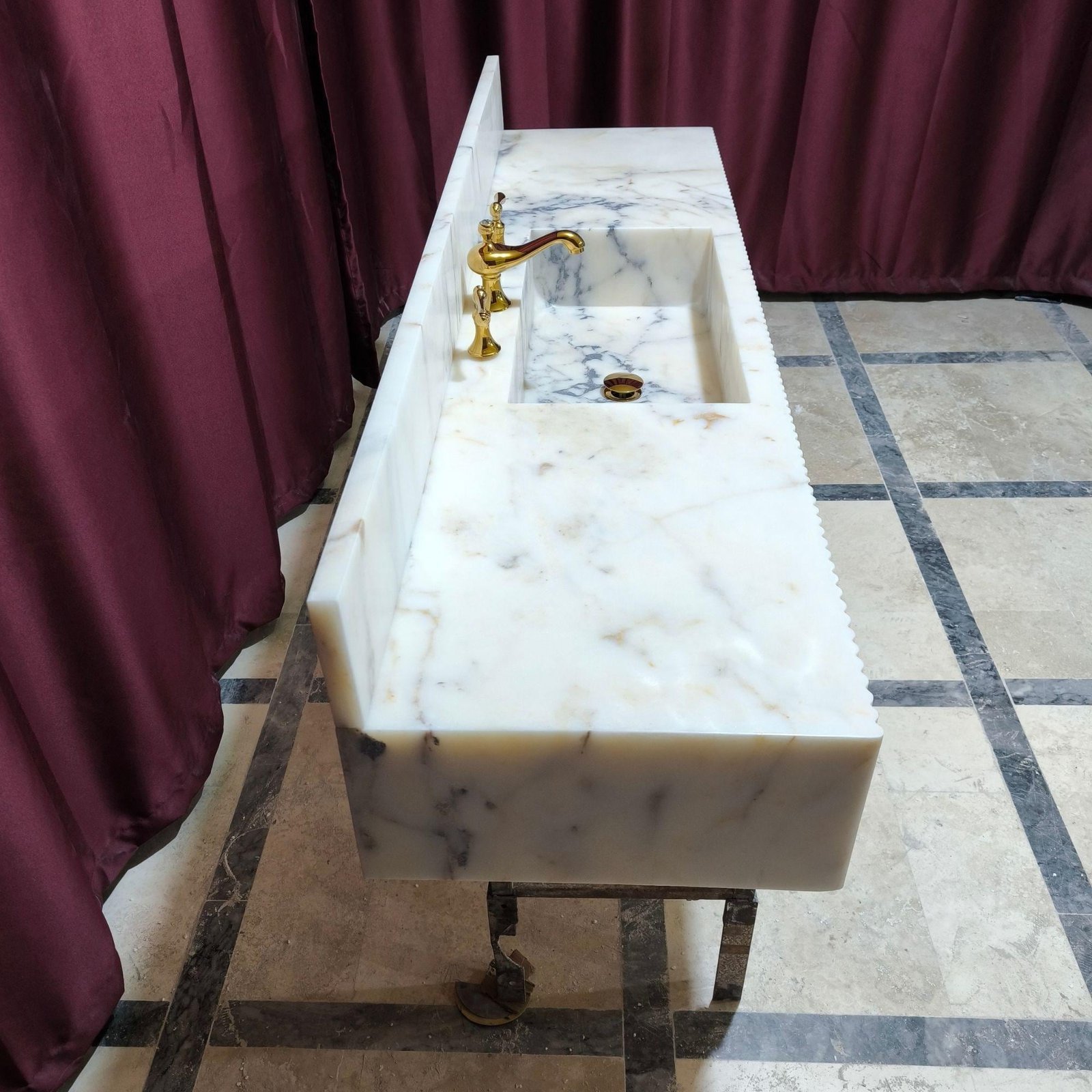 Calacatta Gold Mermer Lavabo – Duvar Montajlı, Geniş Ölçekli Lüks Vanity (70") - Görsel 5