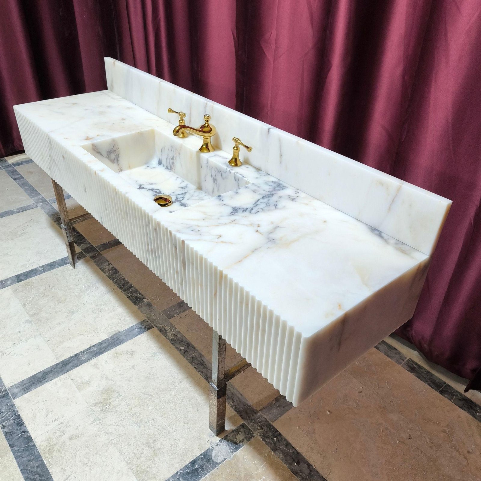 Calacatta Gold Mermer Lavabo – Duvar Montajlı, Geniş Ölçekli Lüks Vanity (70") - Görsel 3