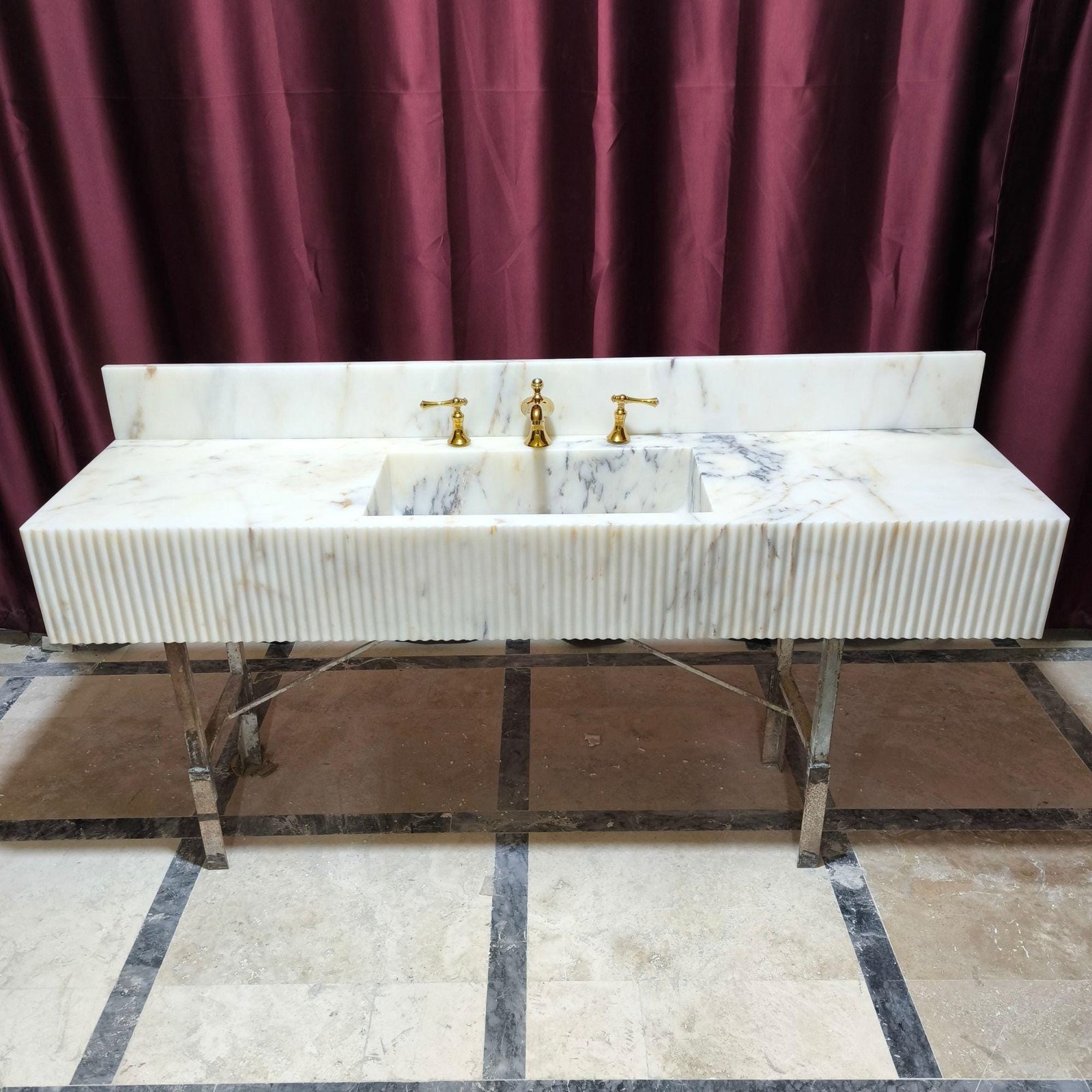 Calacatta Gold Mermer Lavabo – Duvar Montajlı, Geniş Ölçekli Lüks Vanity (70") - Görsel 2