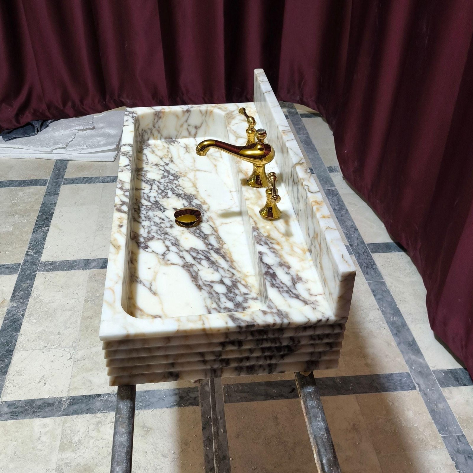 Calacatta Viola Mermer Lavabo – Duvara Monte (Floating) Sırt Panelli Lüks Banyo Lavabosu 16x36 - Görsel 4