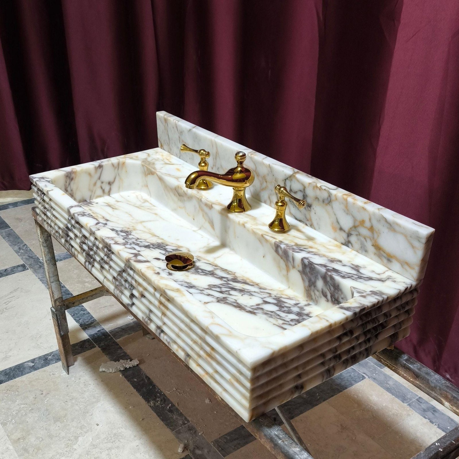 Calacatta Viola Mermer Lavabo – Duvara Monte (Floating) Sırt Panelli Lüks Banyo Lavabosu 16x36