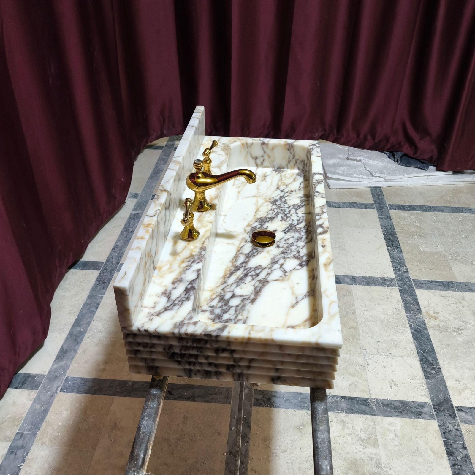 Calacatta Viola Mermer Lavabo – Duvara Monte (Floating) Sırt Panelli Lüks Banyo Lavabosu 16x36 - Görsel 5