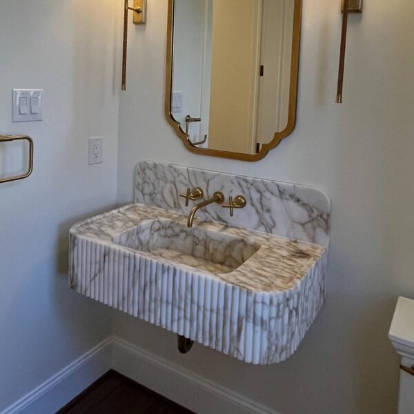 Calacatta Gold Mermer Lavabo – Sırt Panelli Duvara Monte (Floating) Lüks Banyo Tezgahı