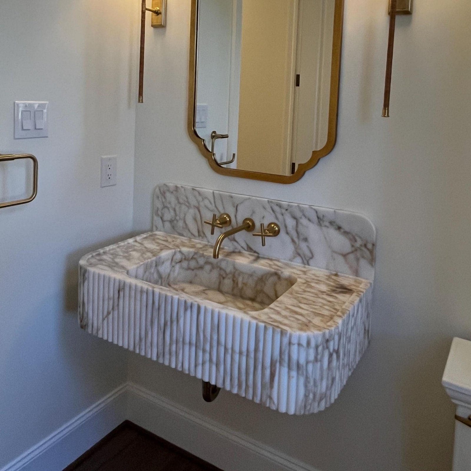 Calacatta Gold Mermer Lavabo – Sırt Panelli Duvara Monte (Floating) Lüks Banyo Tezgahı