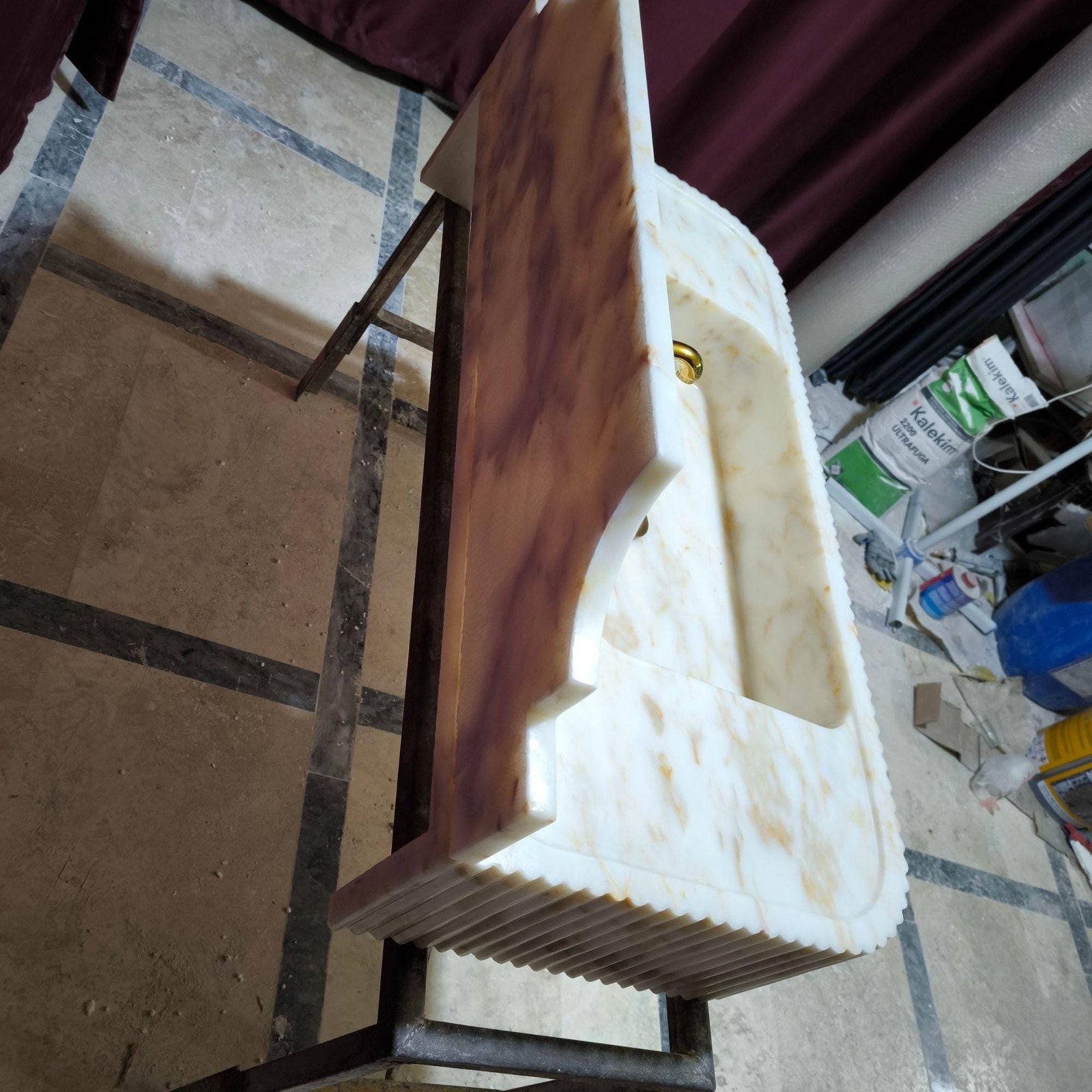 Calacatta Gold Mermer Lavabo – Yivli (Fluted) Sırt Panelli 42” Lüks Duvar Tipi Banyo Tezgahı - Görsel 9