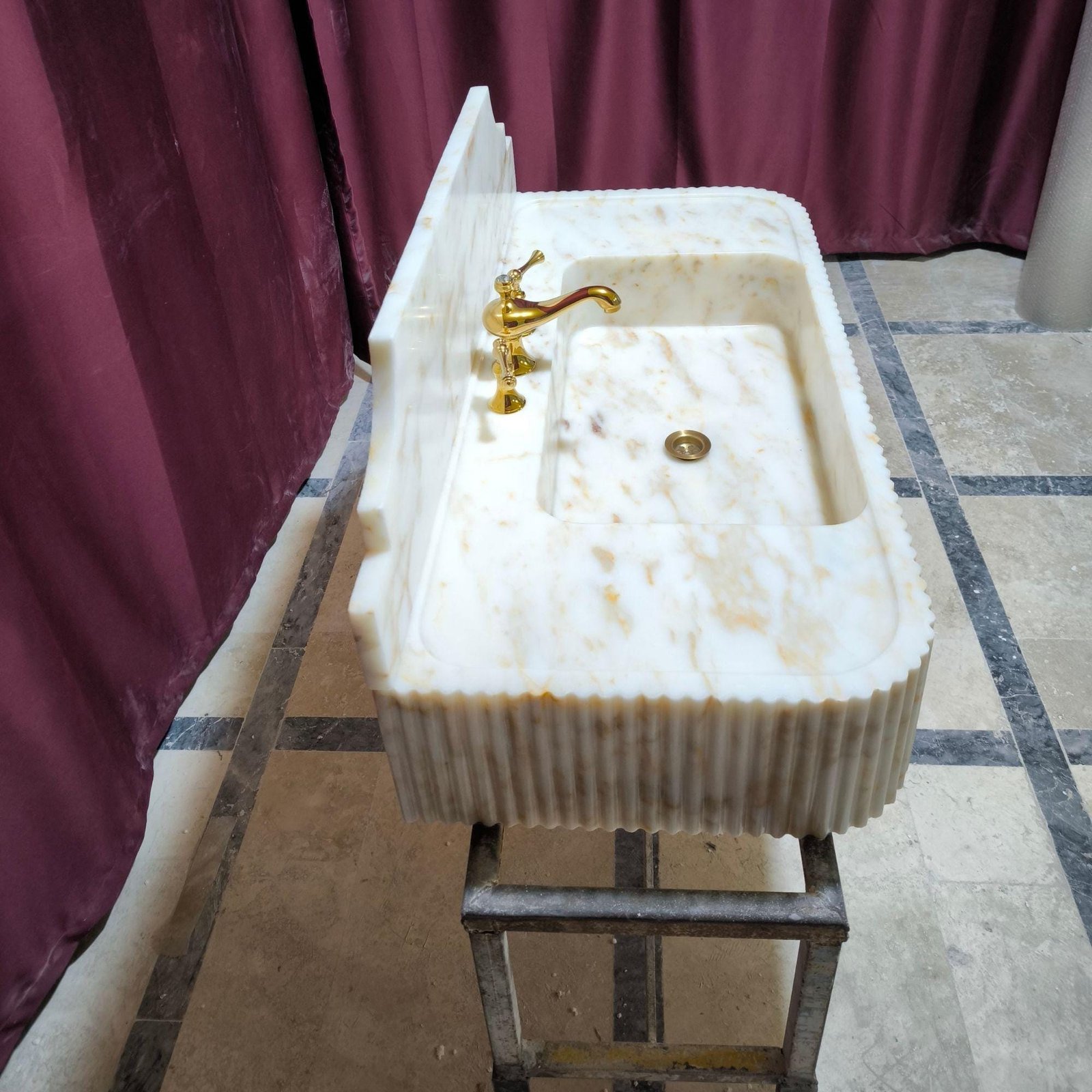 Calacatta Gold Mermer Lavabo – Yivli (Fluted) Sırt Panelli 42” Lüks Duvar Tipi Banyo Tezgahı - Görsel 5