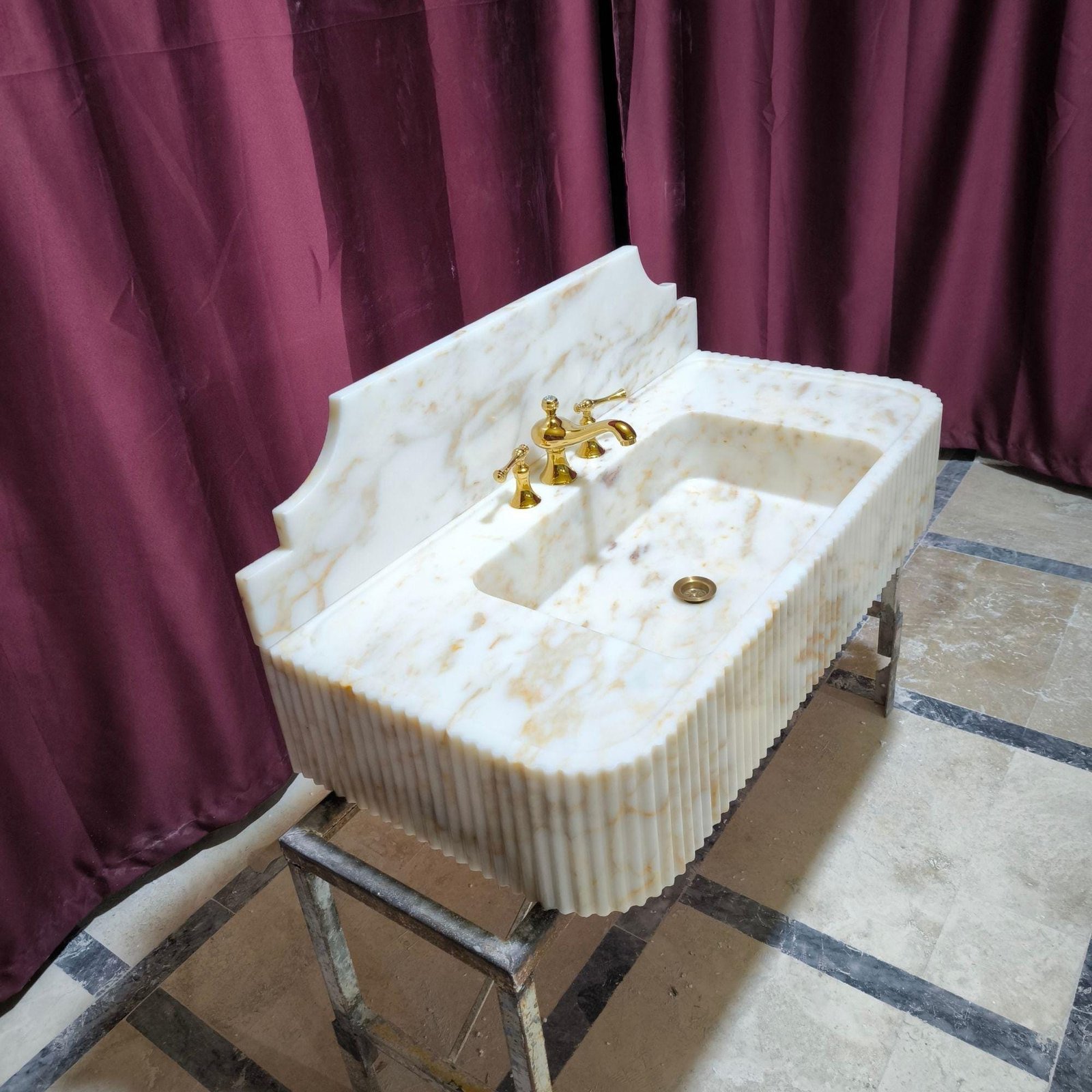 Calacatta Gold Mermer Lavabo – Yivli (Fluted) Sırt Panelli 42” Lüks Duvar Tipi Banyo Tezgahı - Görsel 2