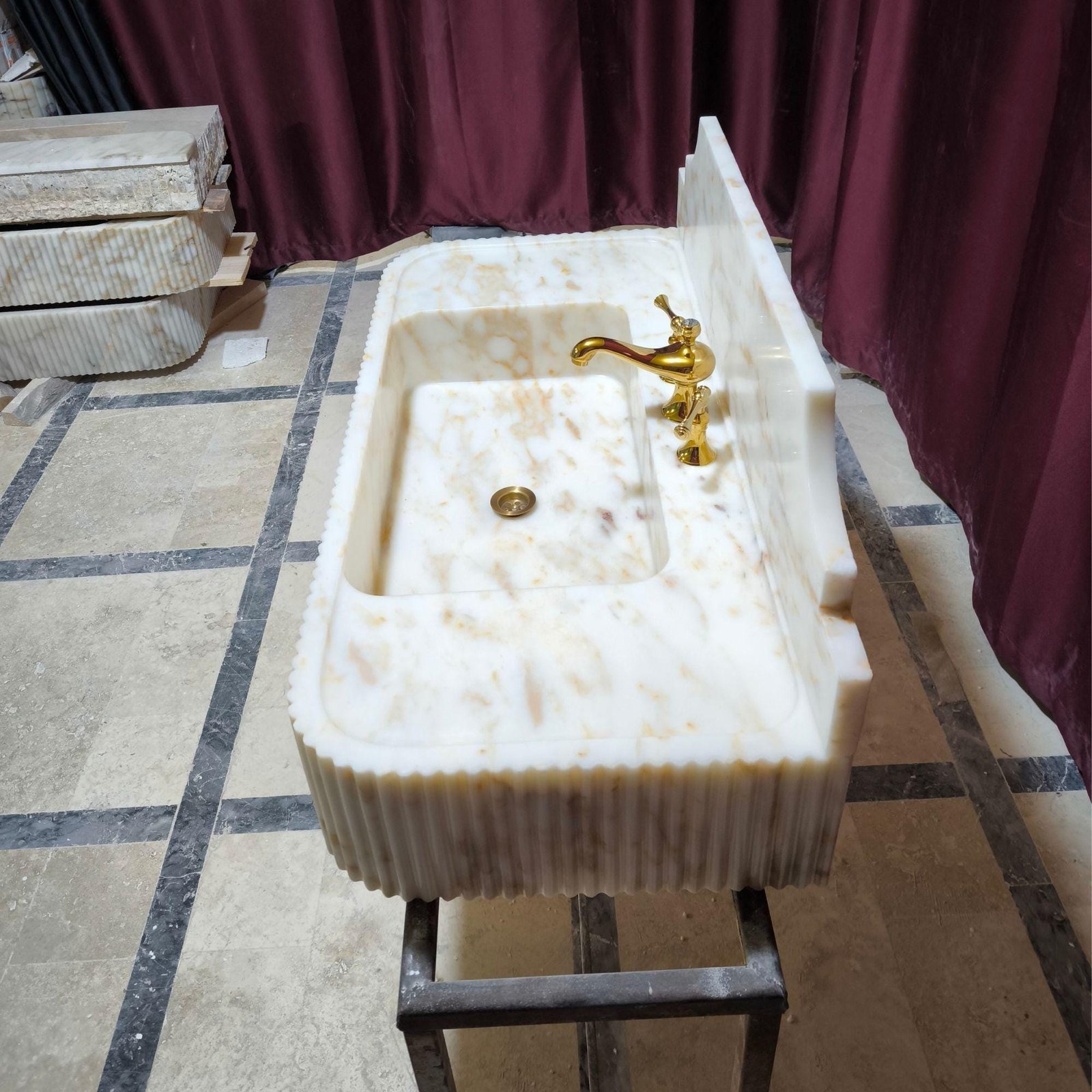 Calacatta Gold Mermer Lavabo – Yivli (Fluted) Sırt Panelli 42” Lüks Duvar Tipi Banyo Tezgahı - Görsel 6