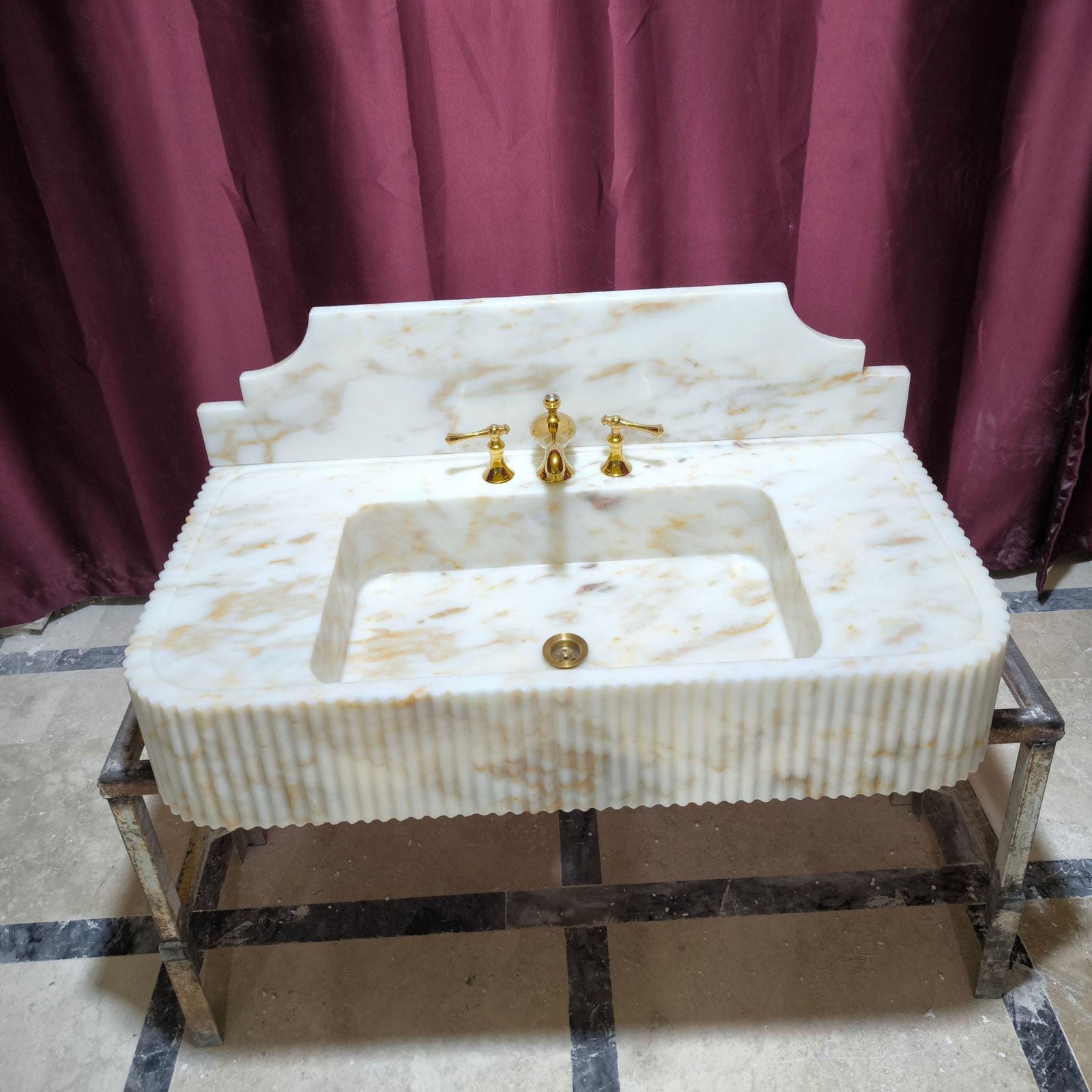 Calacatta Gold Mermer Lavabo – Yivli (Fluted) Sırt Panelli 42” Lüks Duvar Tipi Banyo Tezgahı - Görsel 7