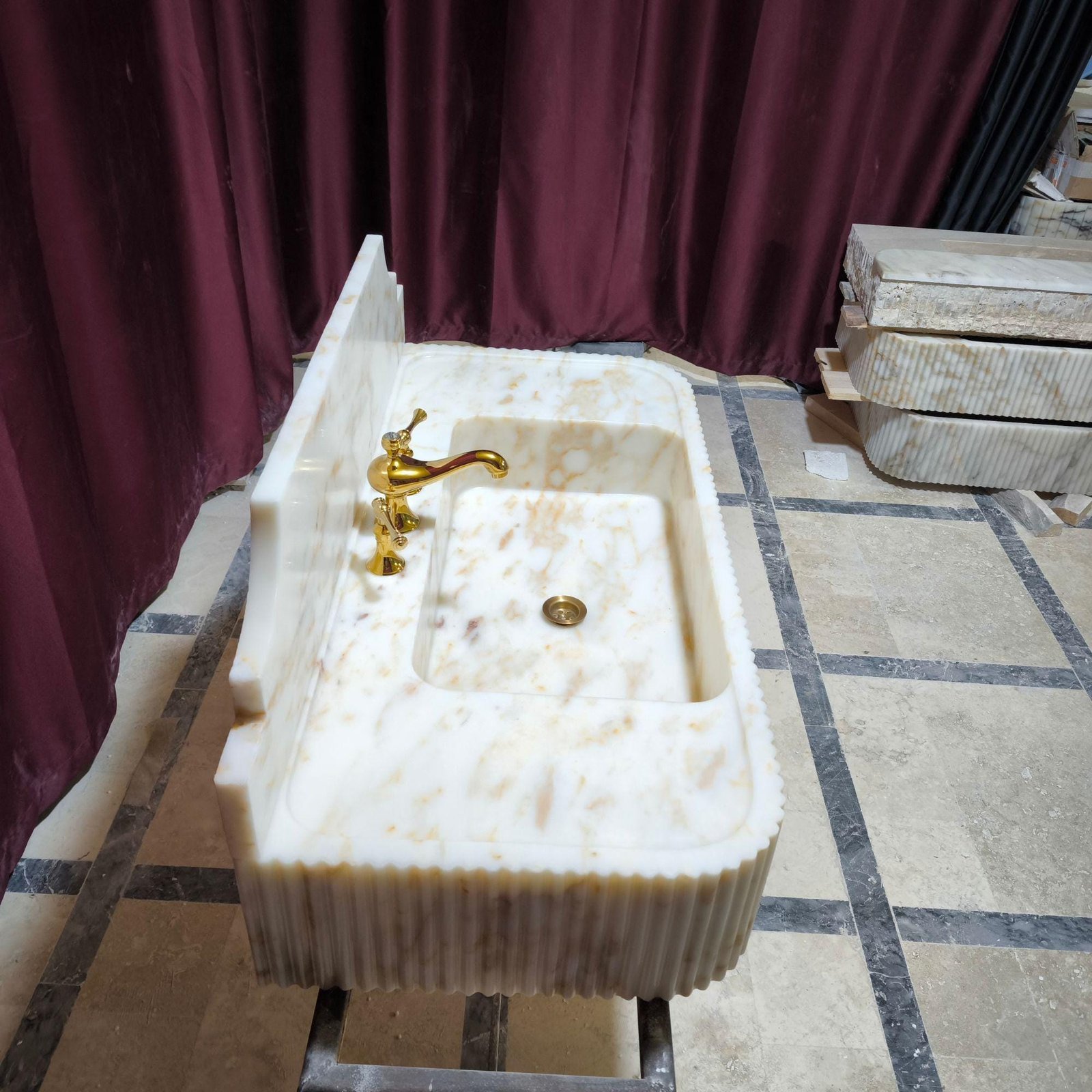 Calacatta Gold Mermer Lavabo – Yivli (Fluted) Sırt Panelli 42” Lüks Duvar Tipi Banyo Tezgahı - Görsel 8