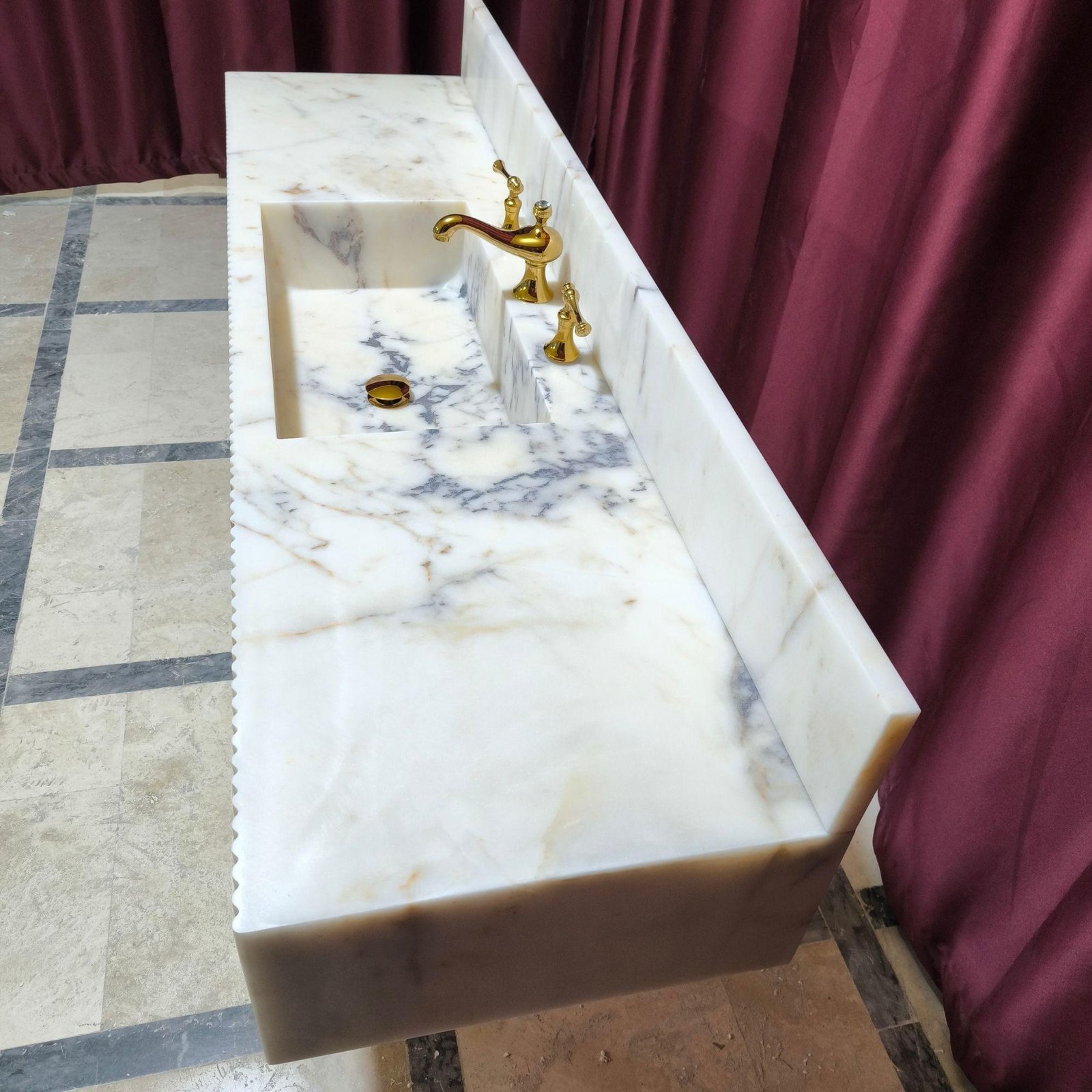 Calacatta Gold Mermer Lavabo – Duvar Montajlı, Geniş Ölçekli Lüks Vanity (70") - Görsel 6