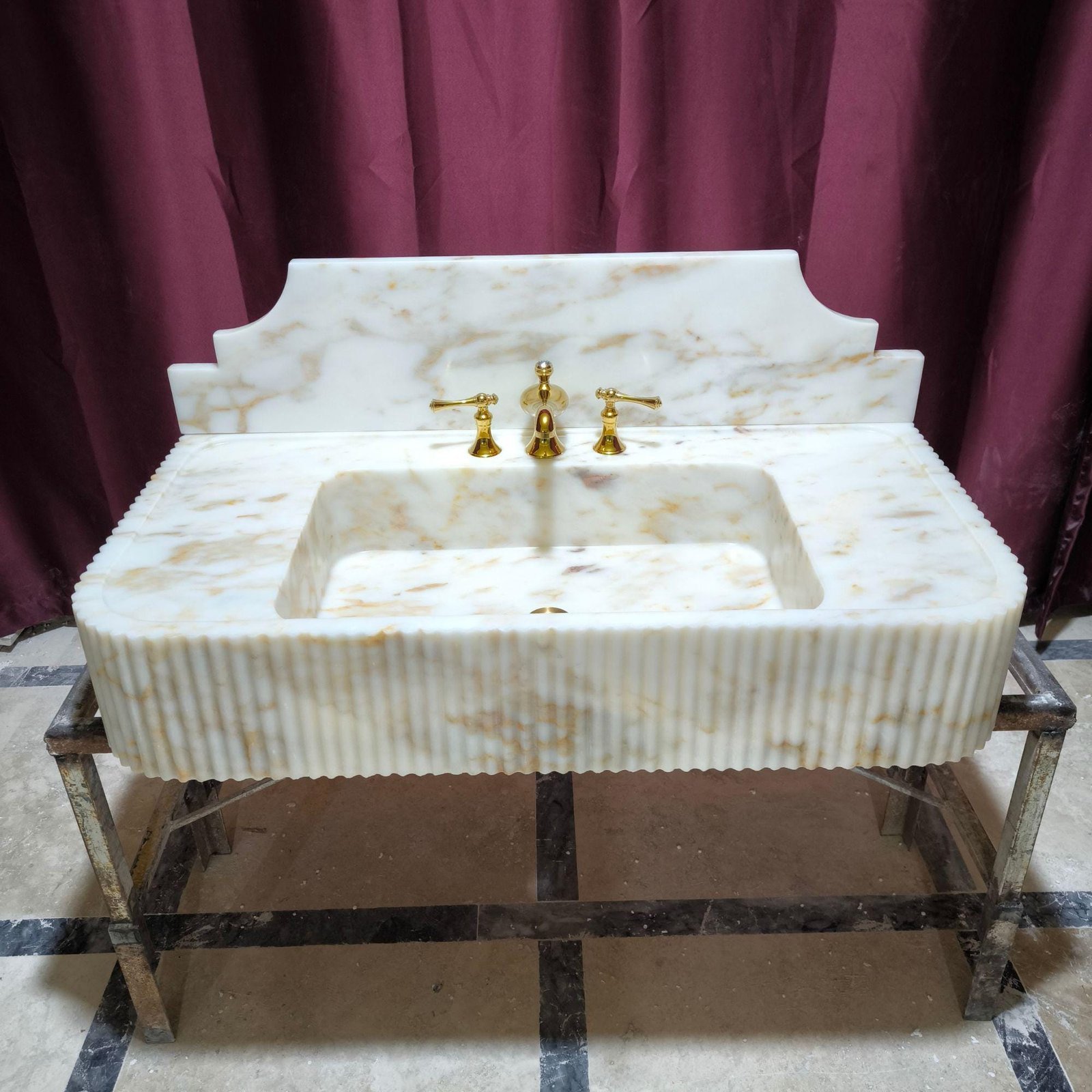 Calacatta Gold Mermer Lavabo – Yivli (Fluted) Sırt Panelli 42” Lüks Duvar Tipi Banyo Tezgahı - Görsel 3
