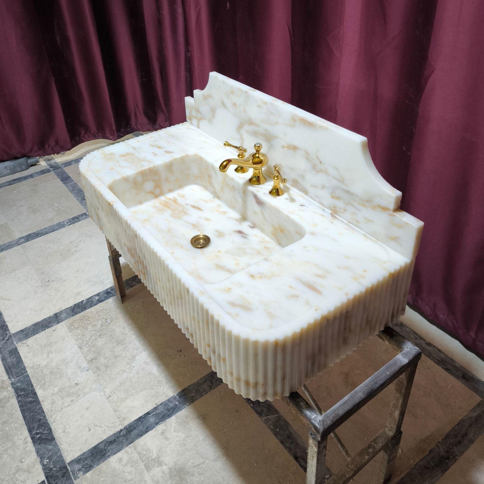 Calacatta Gold Mermer Lavabo – Yivli (Fluted) Sırt Panelli 42” Lüks Duvar Tipi Banyo Tezgahı - Görsel 4