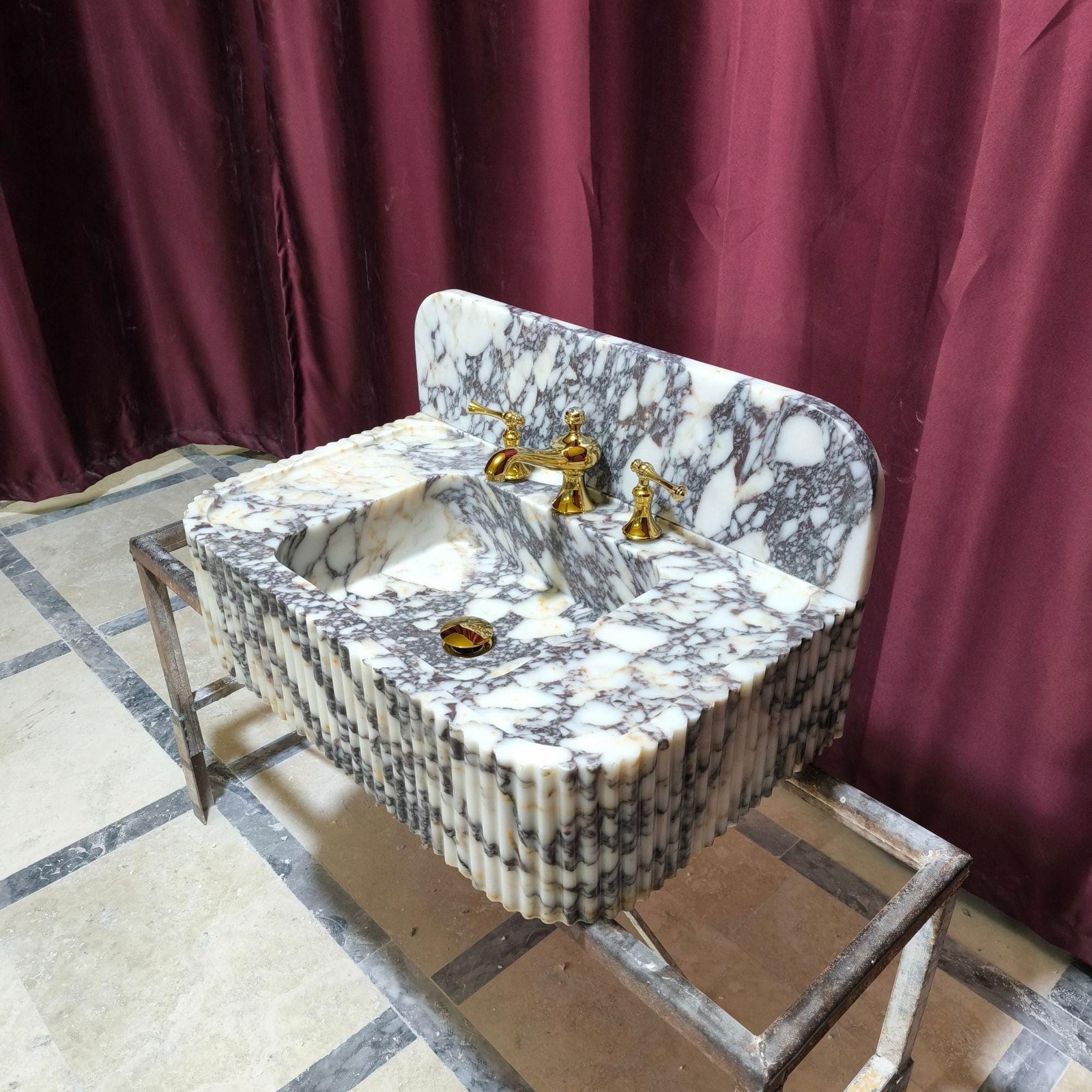Calacatta Viola Mermer Lavabo – El Oyma Yivli Ön Yüzey, Yuvarlatılmış Köşe Tasarım - Görsel 7