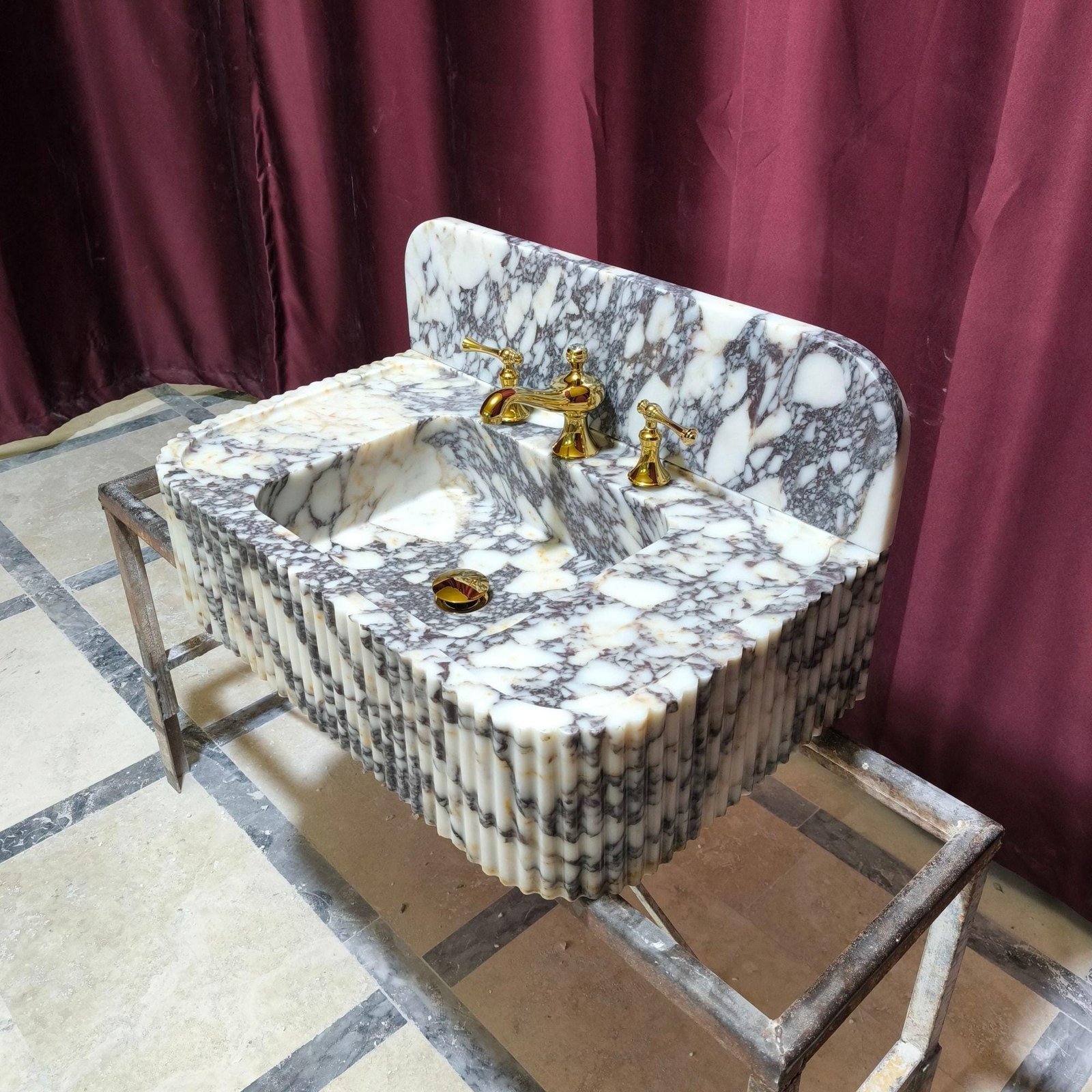 Calacatta Viola Mermer Lavabo – El Oyma Yivli Ön Yüzey, Yuvarlatılmış Köşe Tasarım - Görsel 3