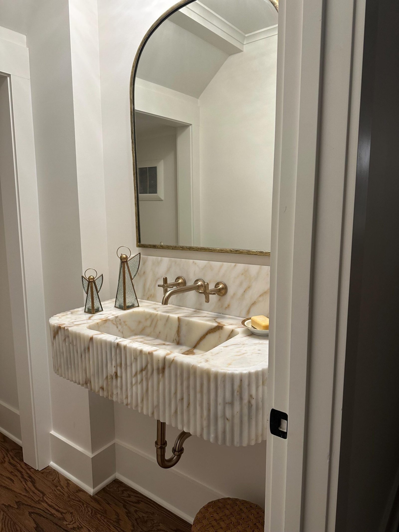 Calacatta Gold Mermer Lavabo – Sırtlıklı, Duvar Montajlı veya Tezgah Üstü Lüks Vanity (30") - Görsel 2