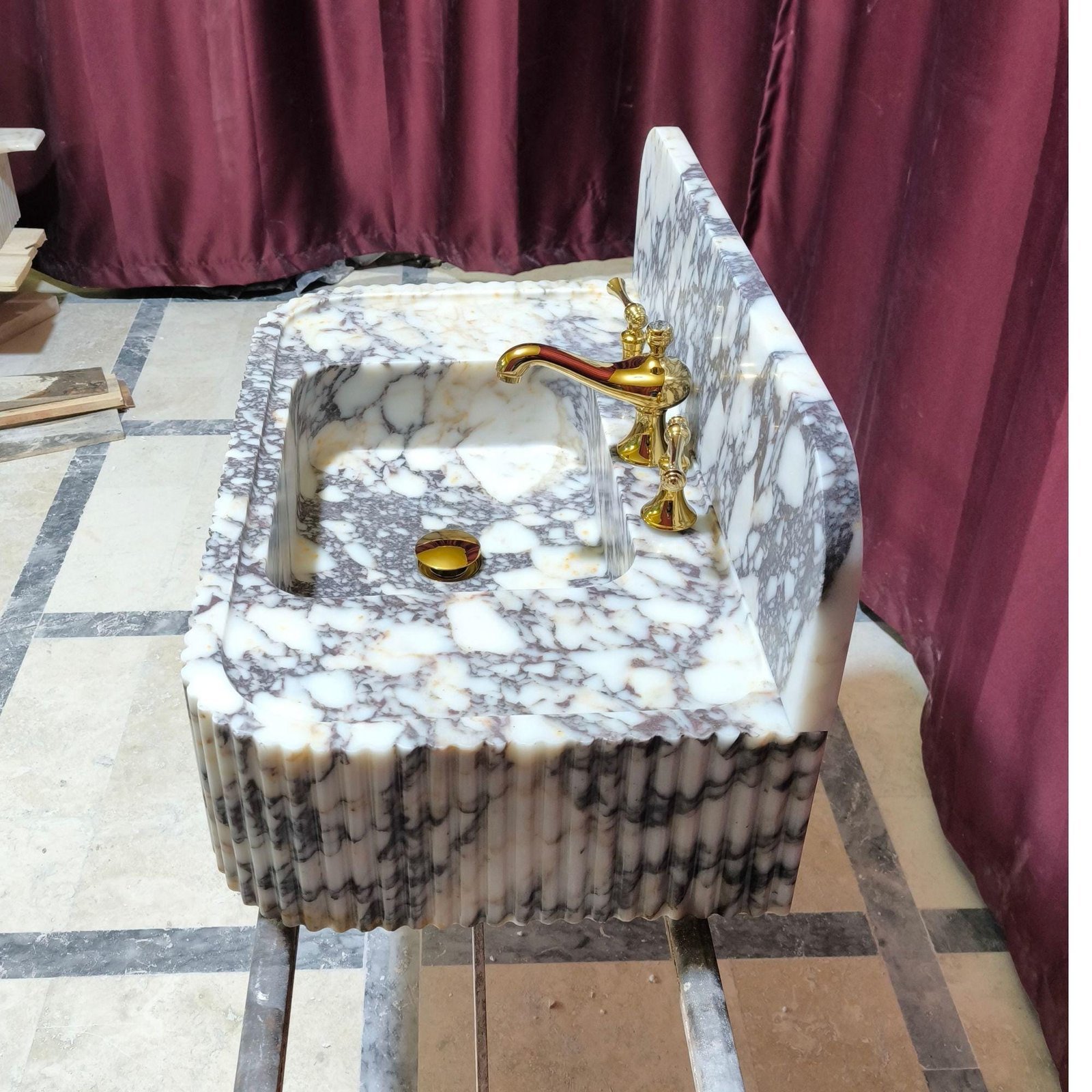 Calacatta Viola Mermer Lavabo – El Oyma Yivli Ön Yüzey, Yuvarlatılmış Köşe Tasarım - Görsel 4